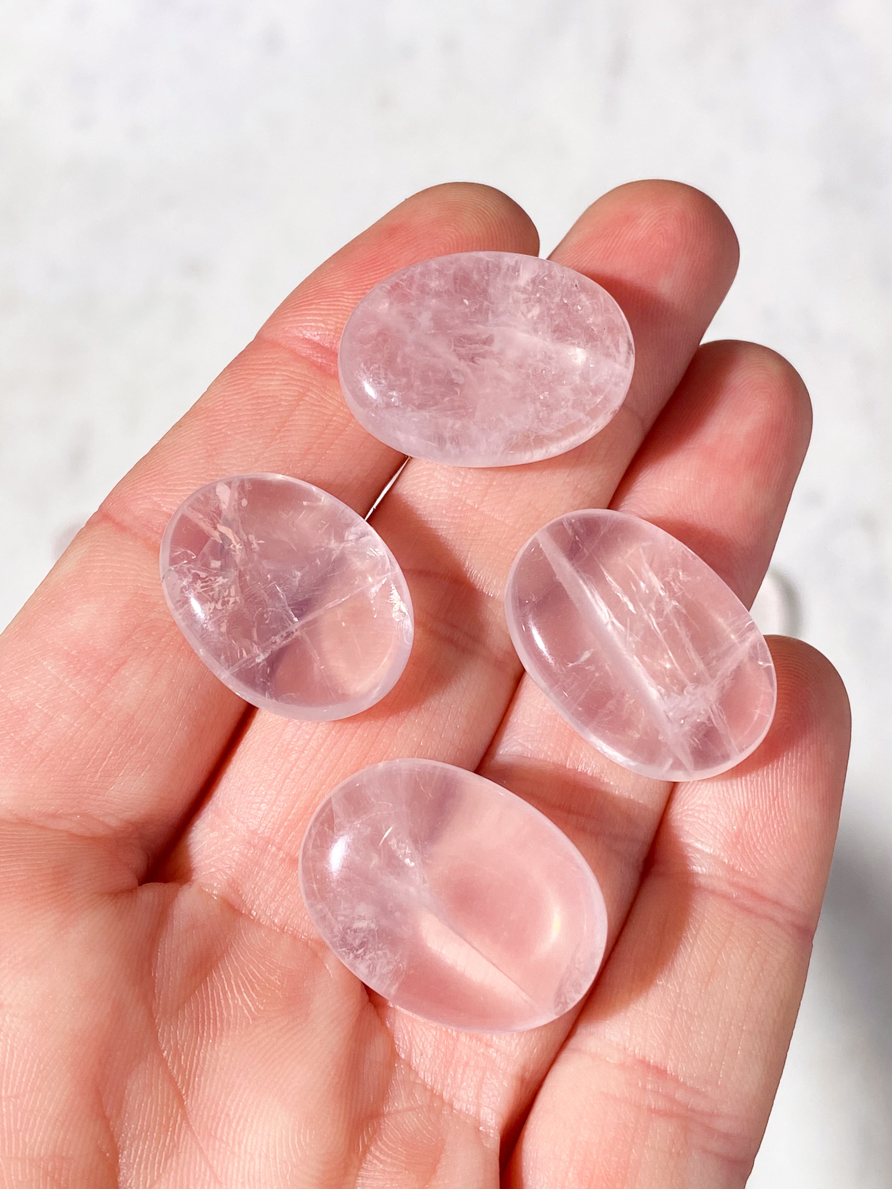 Rosakvarts Amulet Lommesten