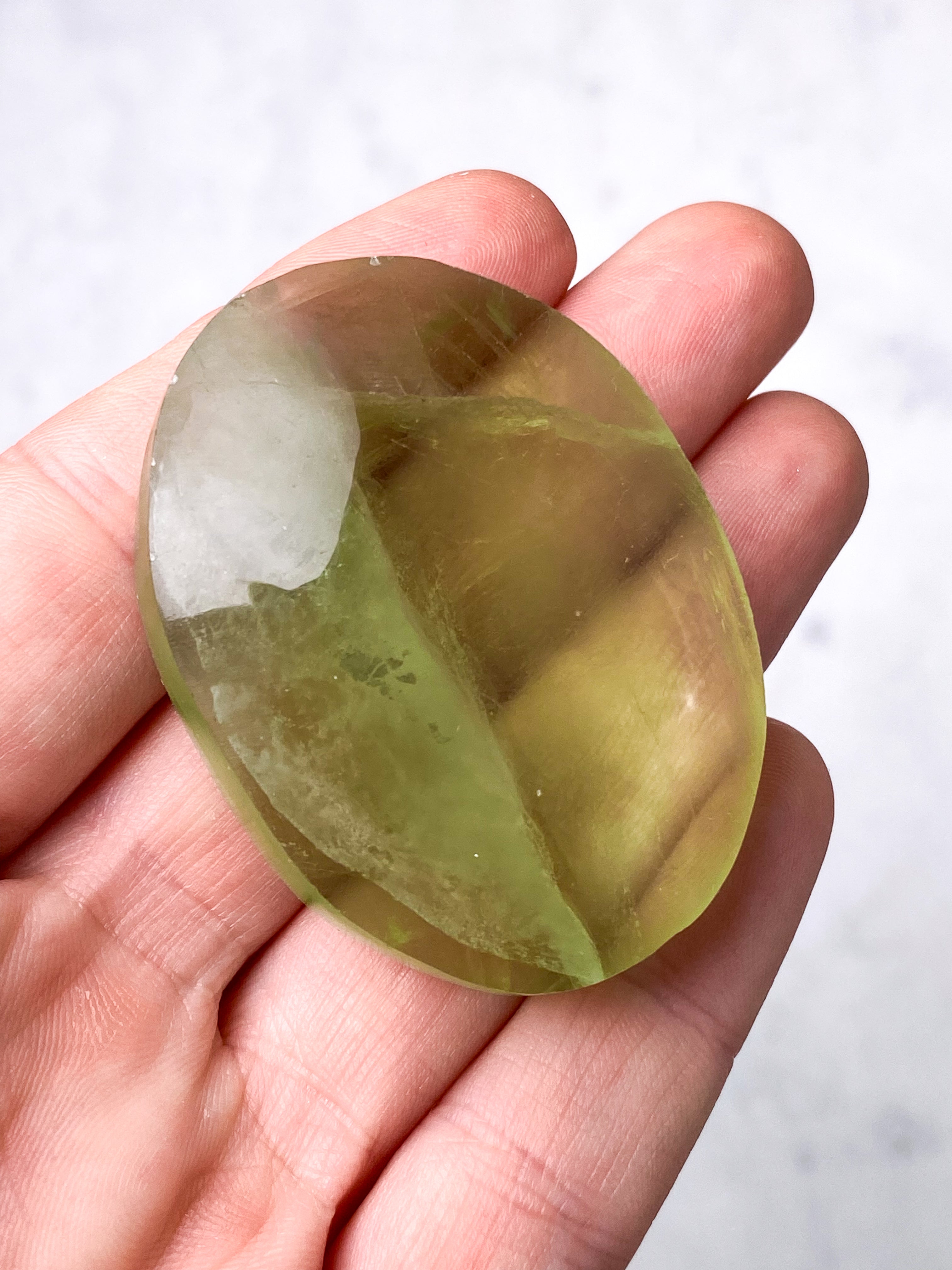 Apple Green Fluorit Palmstone (Nr. 5)