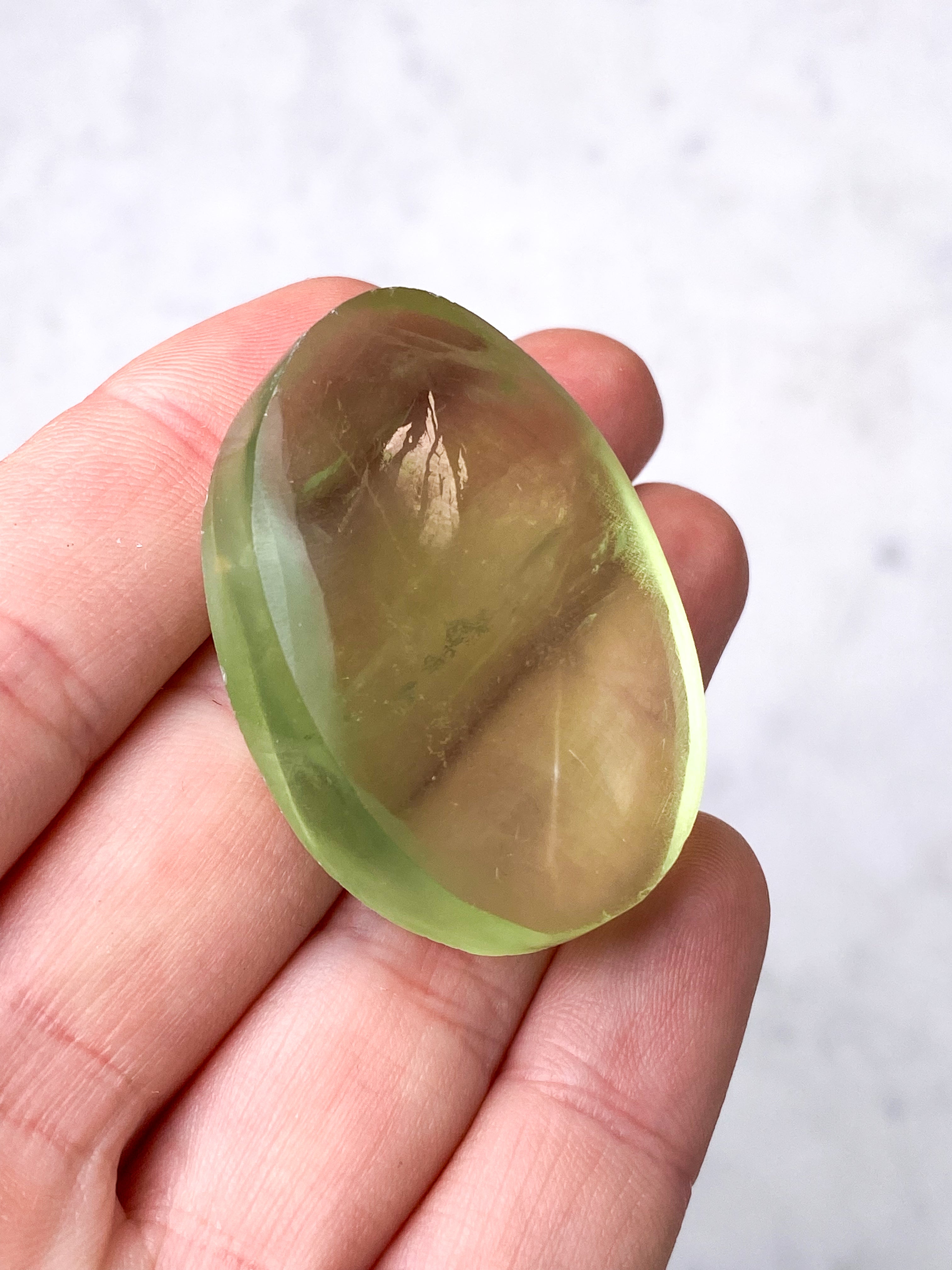 Apple Green Fluorit Palmstone (Nr. 8)