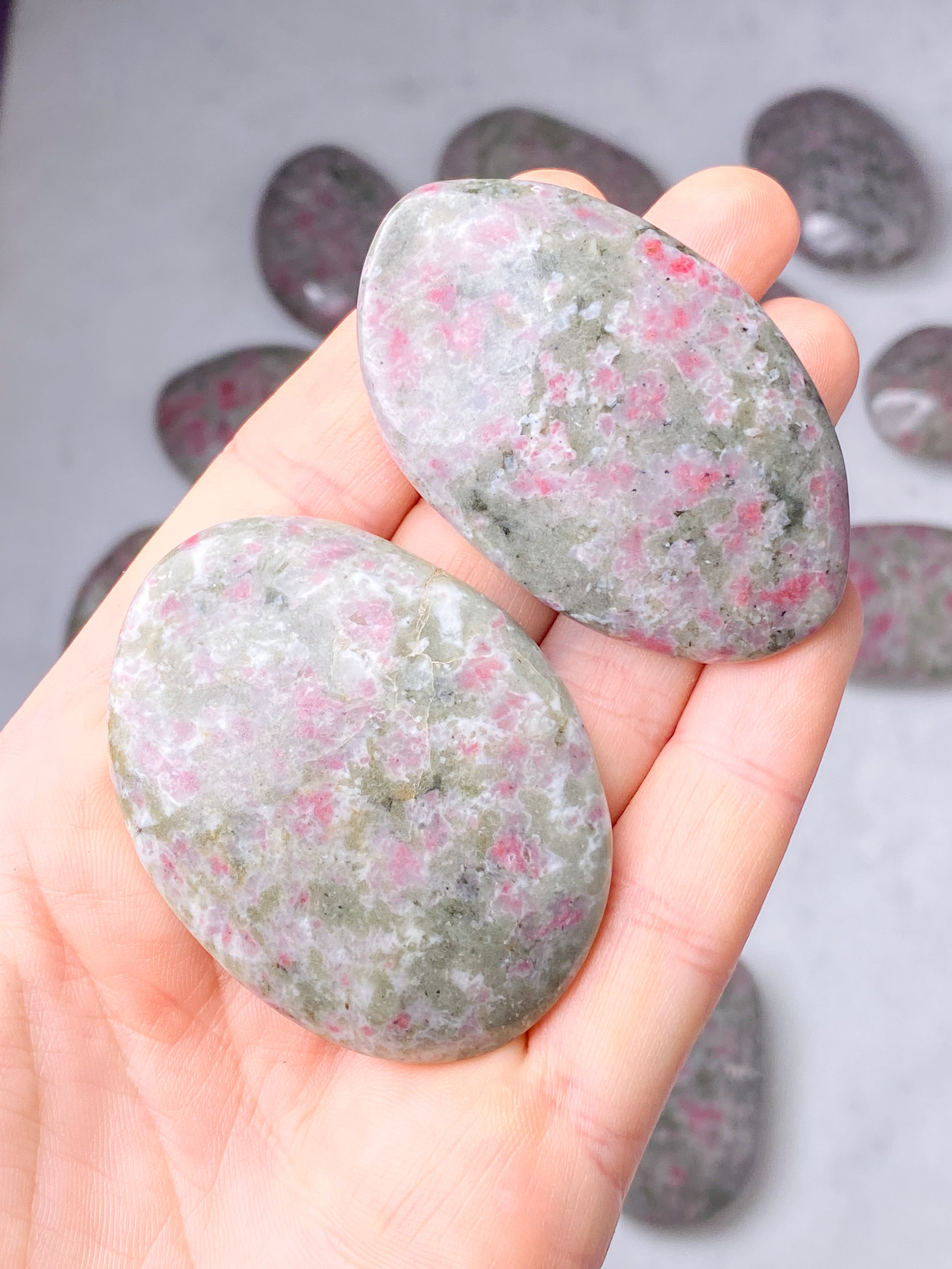 Thulit i Feldspat Palmstone (Norsk)