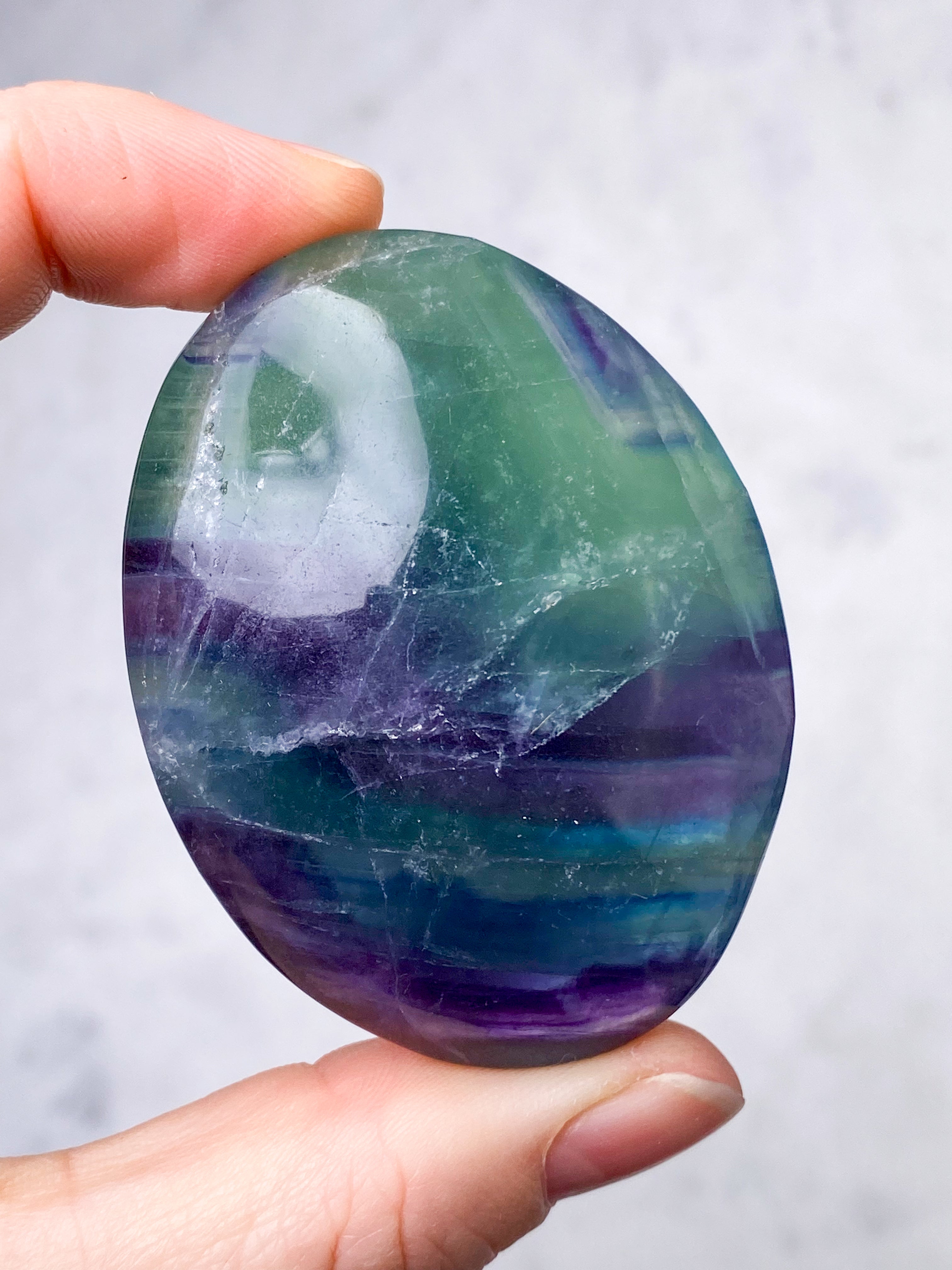 Regnbue Fluorit Palmstone (Nr. 6)