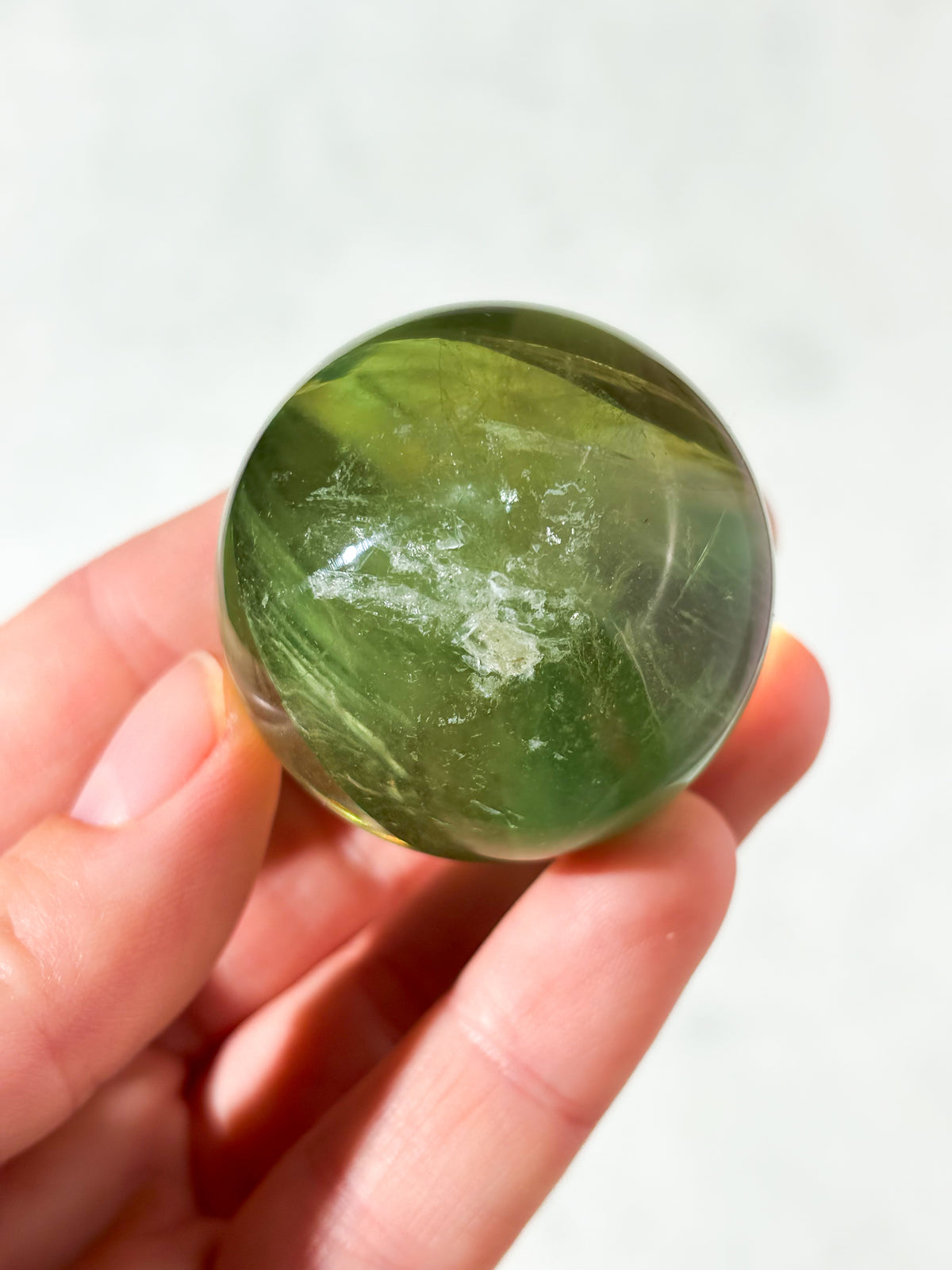 Apple Green Fluorit Kugle - Med Regnbue (Nr. 8)