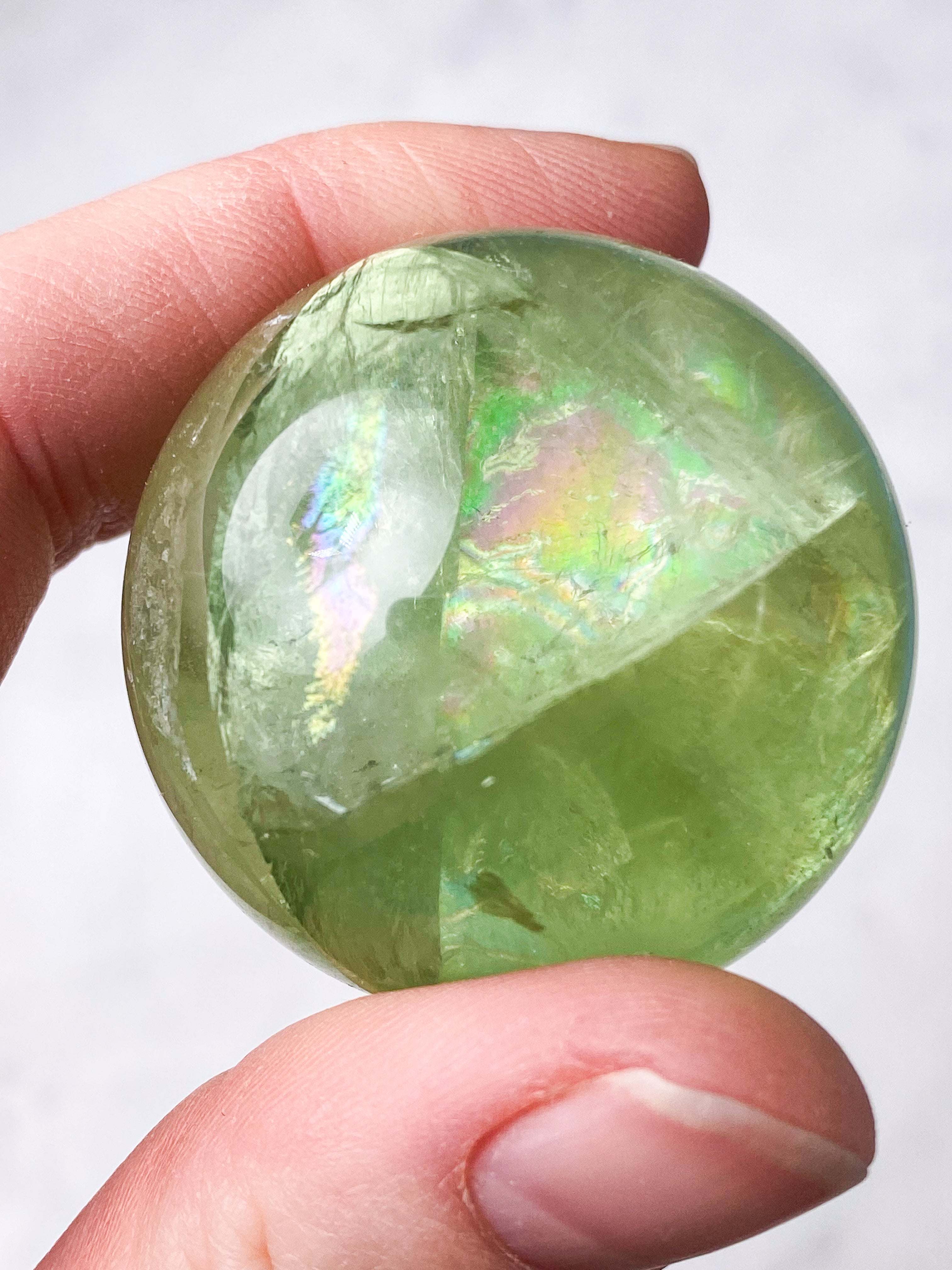 Regnbågsäppelgrön fluoritkula (nr 2)