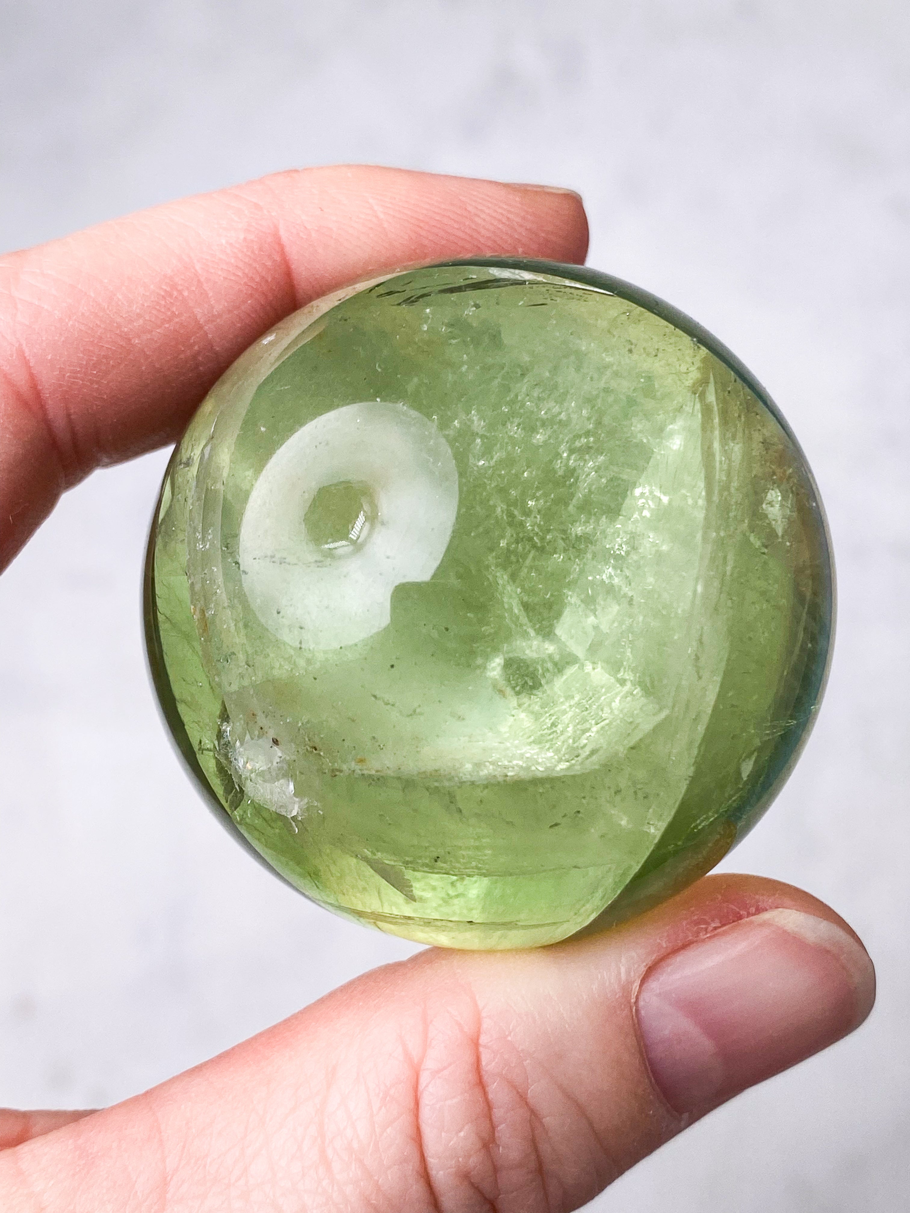 Regnbågsäppelgrön fluoritkula (nr 3)