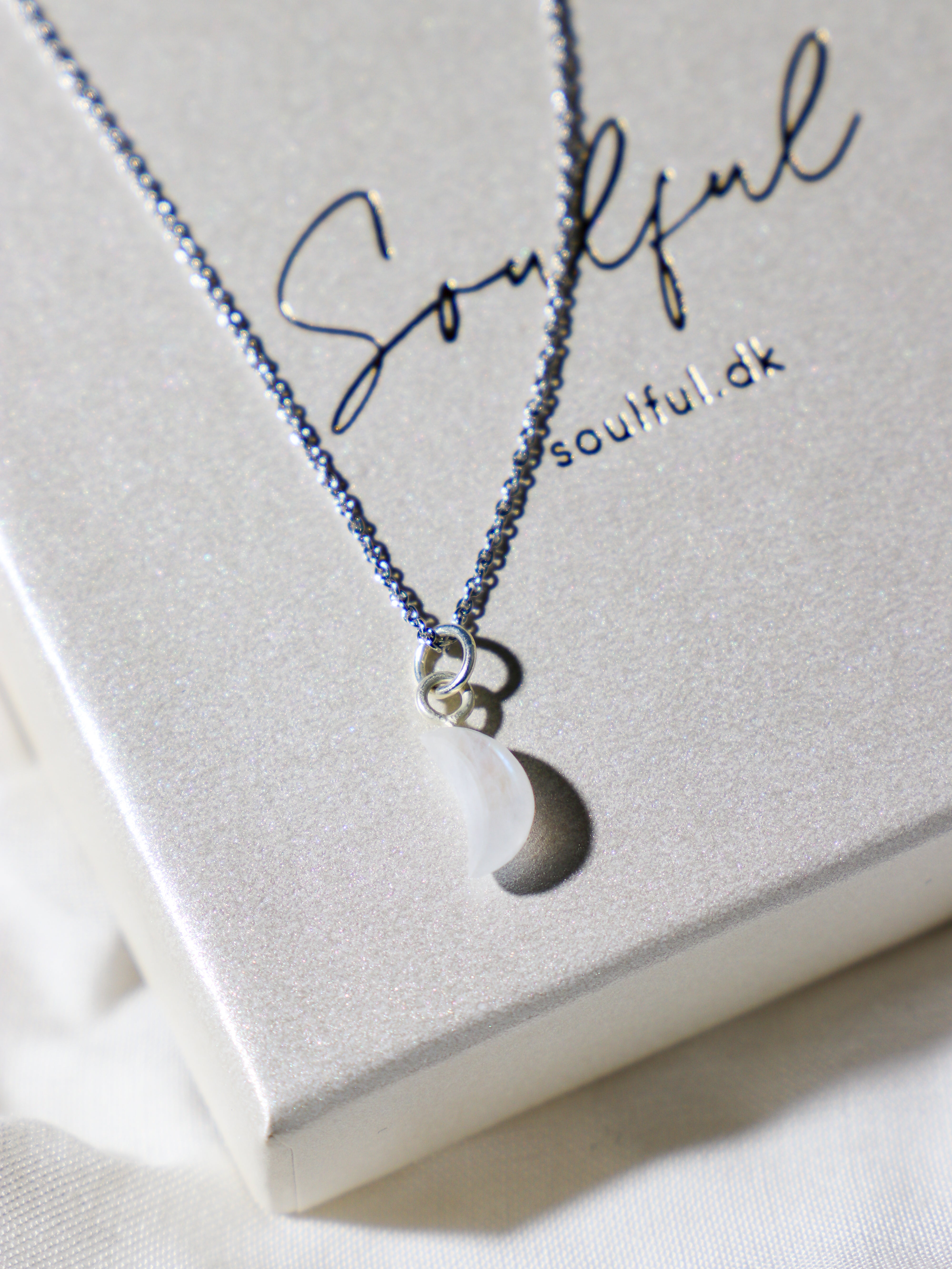 Mini Moon Halskæde (Regnbue Månesten)