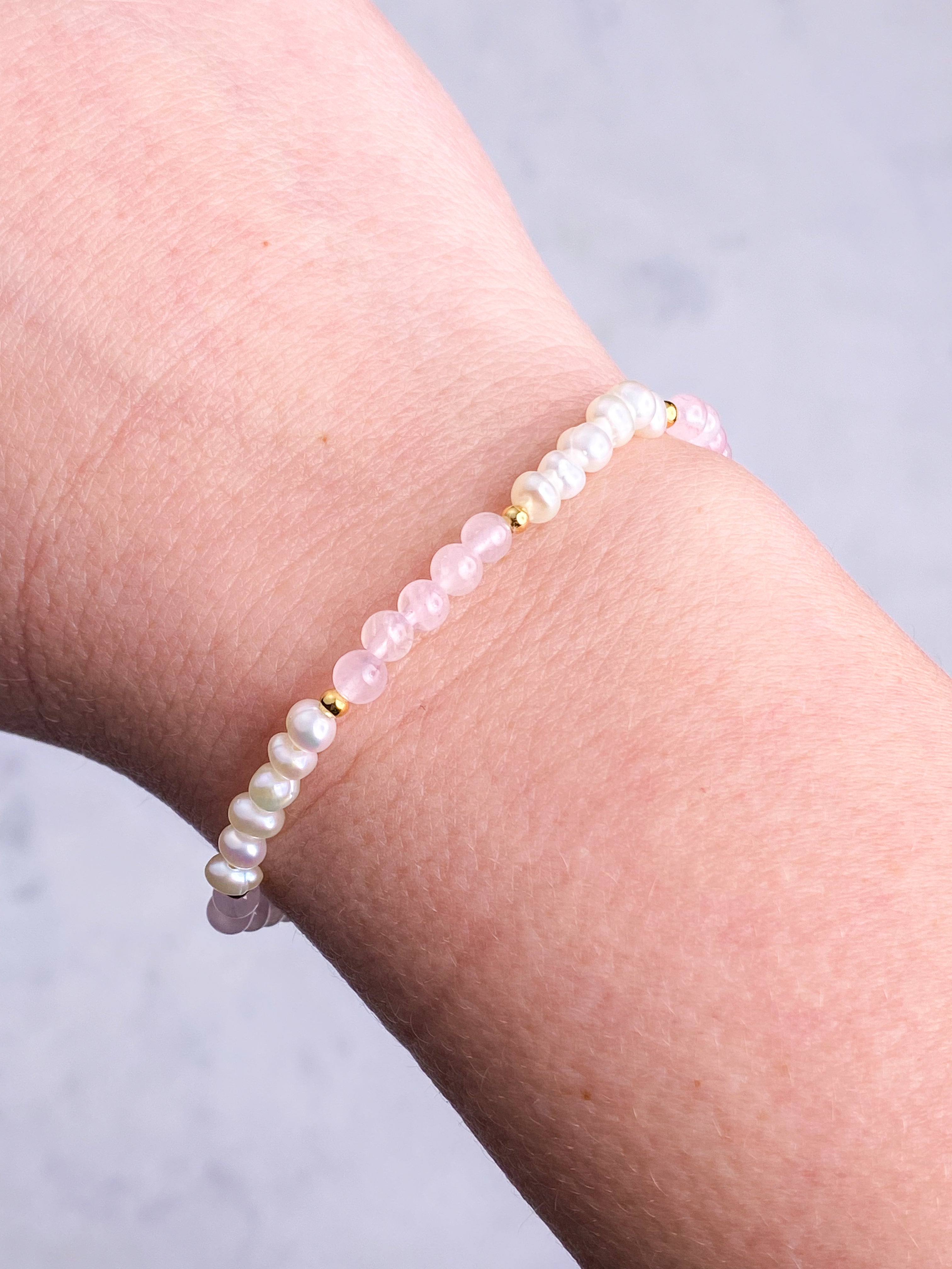 Rosakvarts & Ferskvandsperle Armbånd
