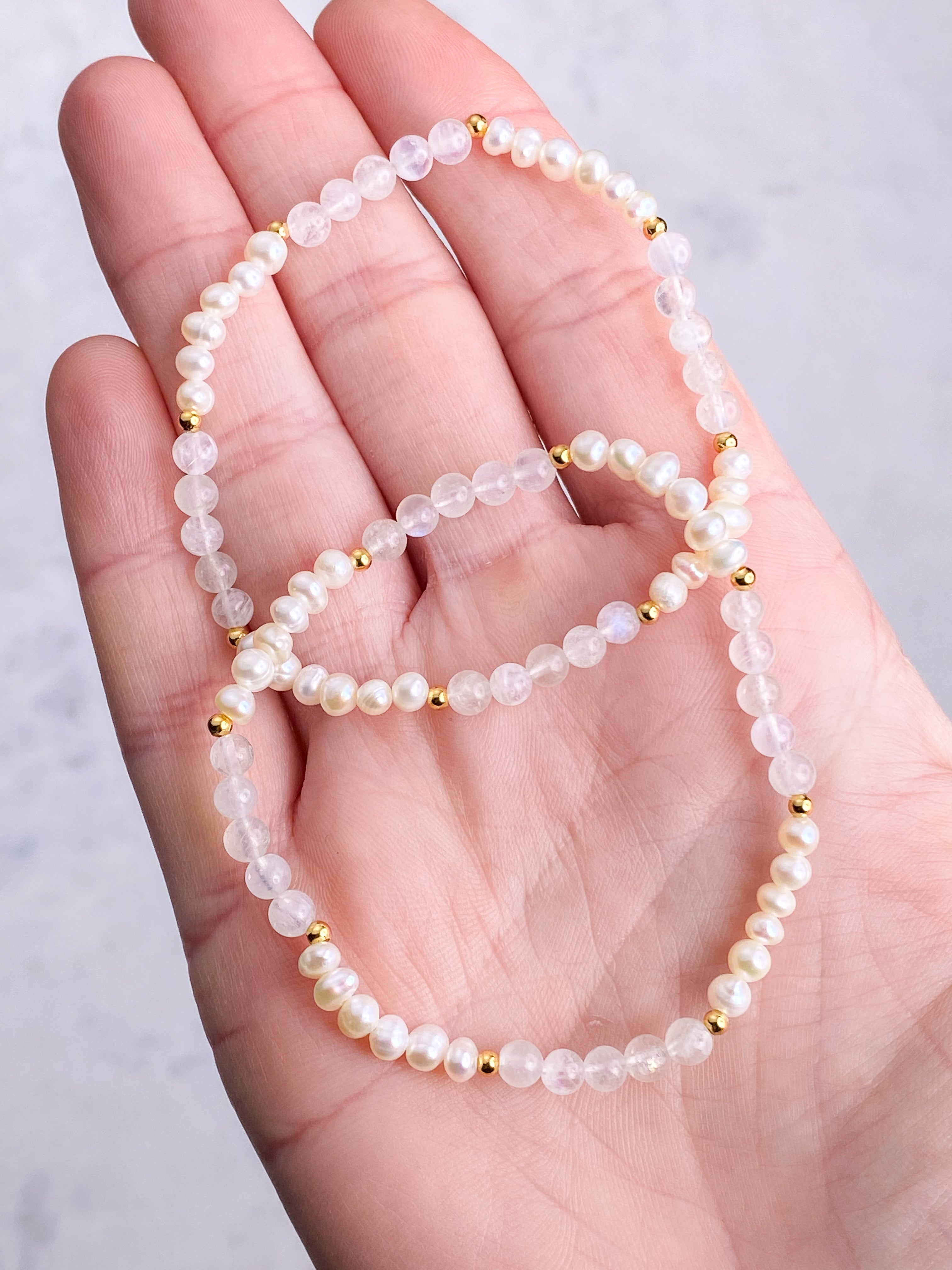 Regnbue Månesten & Ferskvandsperle Armbånd