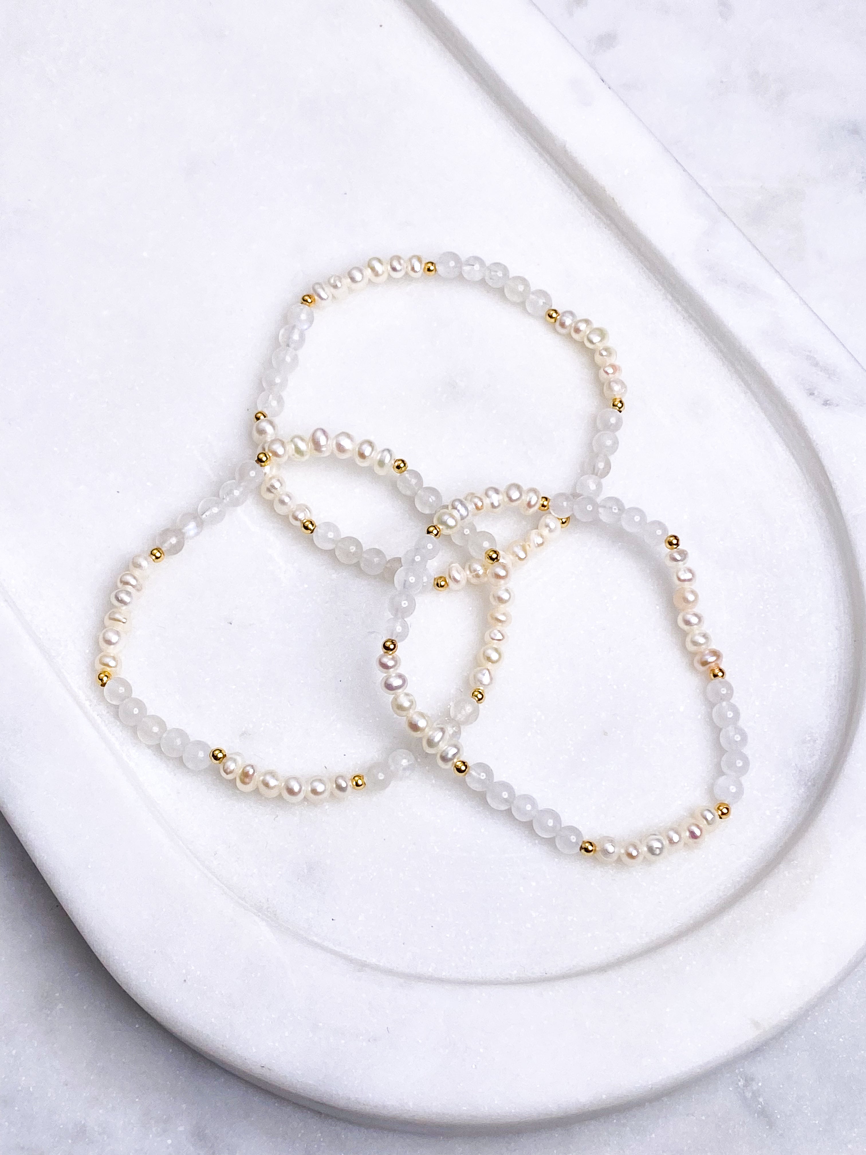 Regnbue Månesten & Ferskvandsperle Armbånd