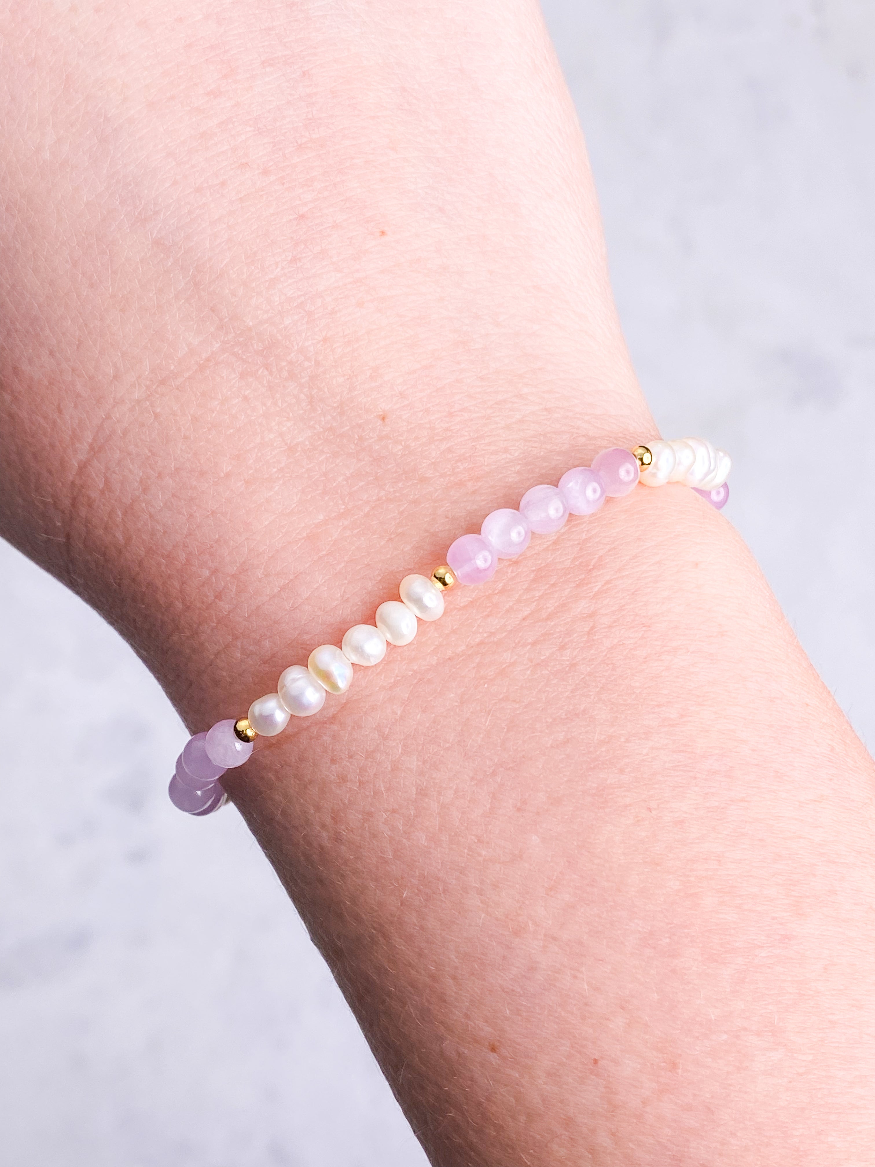 Kunzit & Ferskvandsperle Armbånd