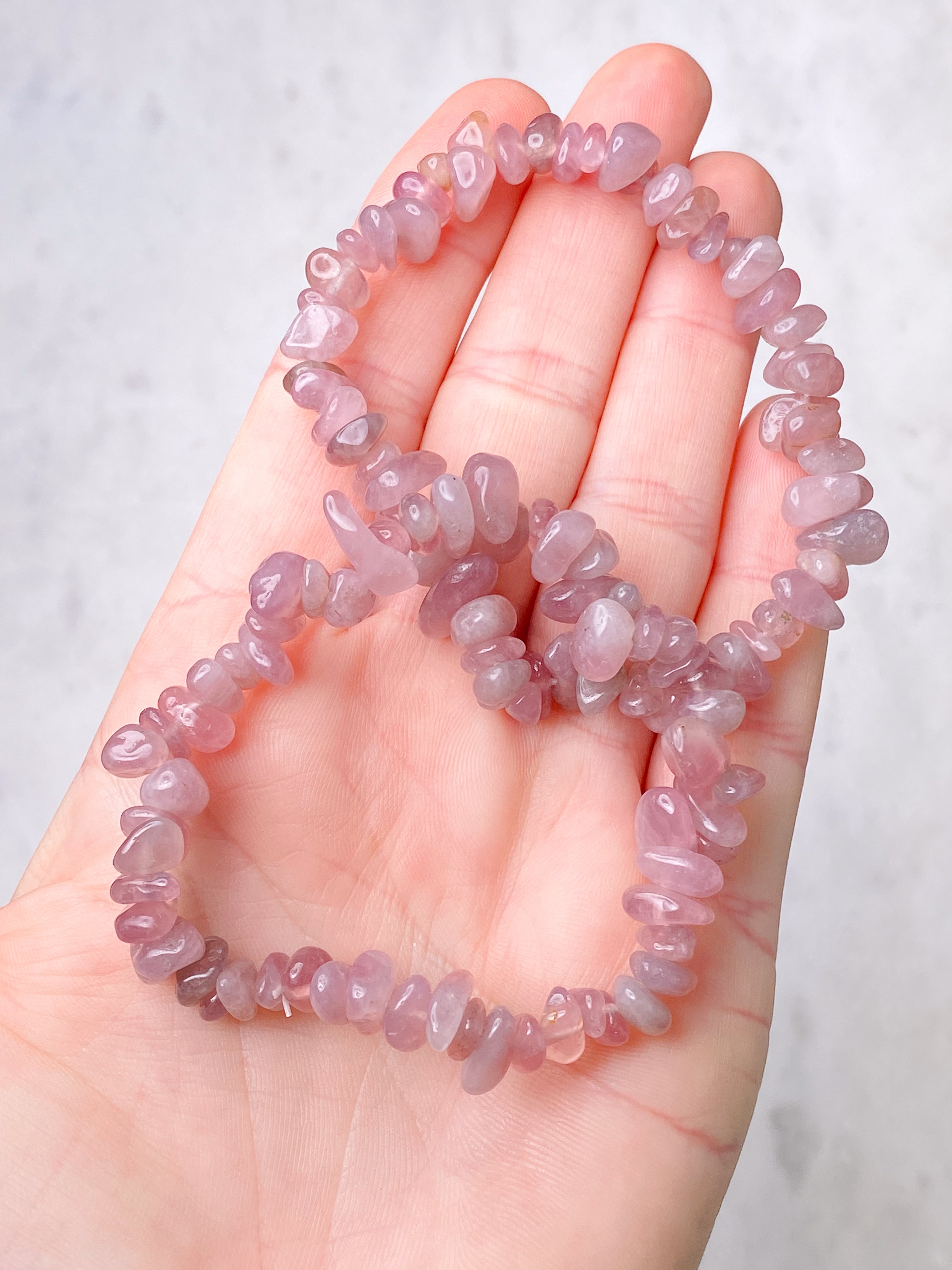 Armband med lavendelrosenkvartsflisor