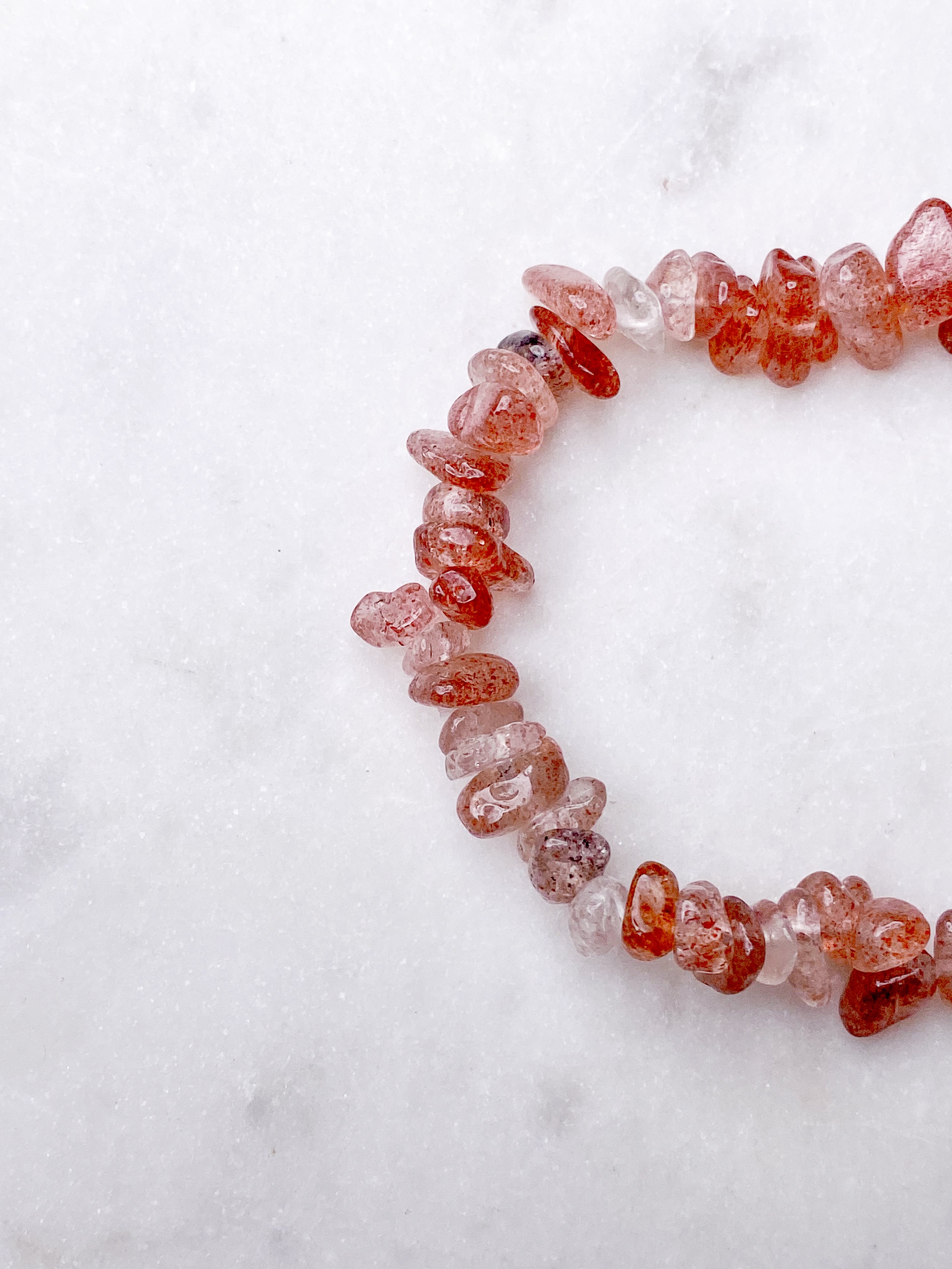 Armband med jordgubbskvartsflisor
