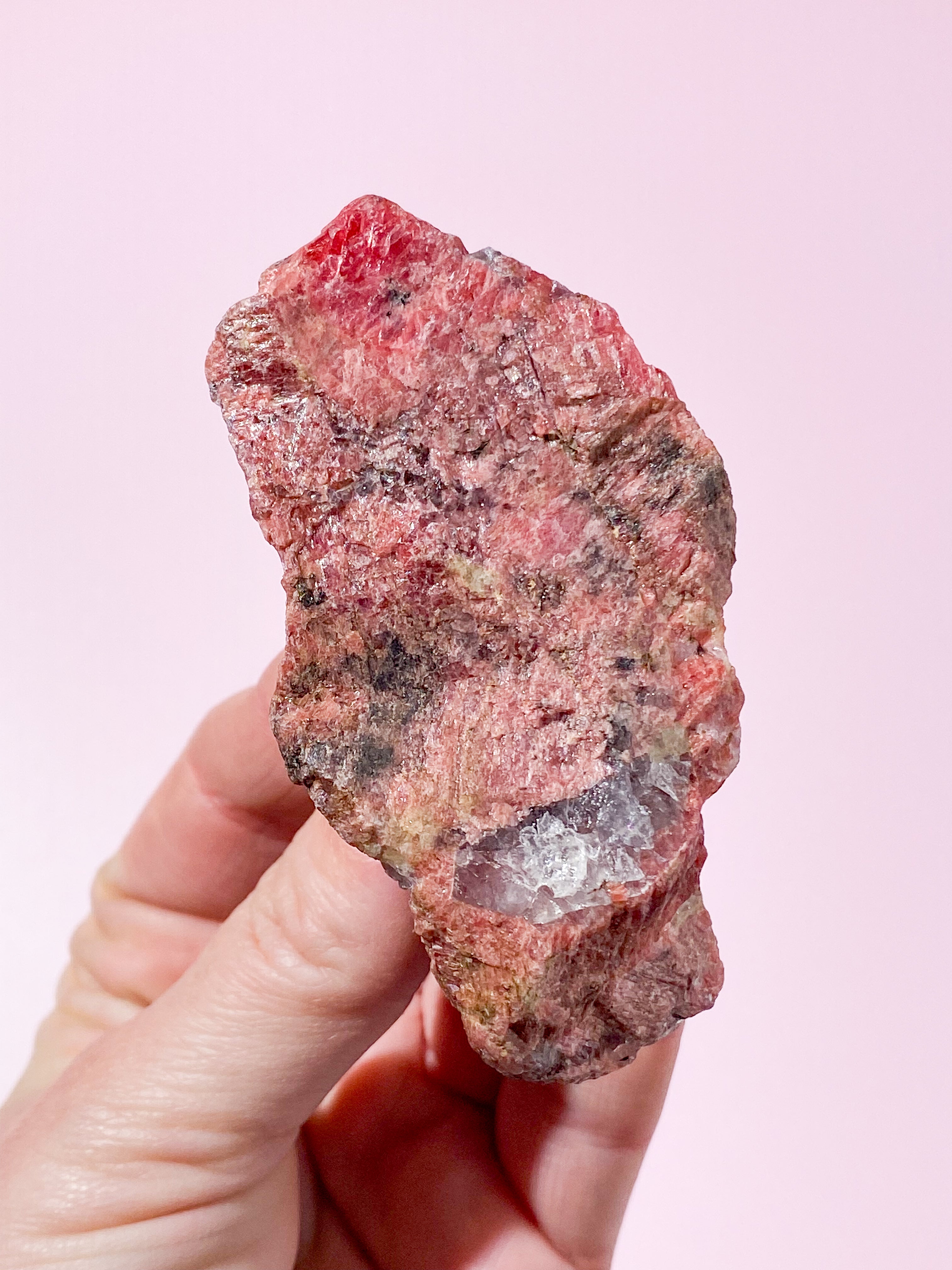 Rå Rhodonit m. Sort turmalin (Nr. 2)