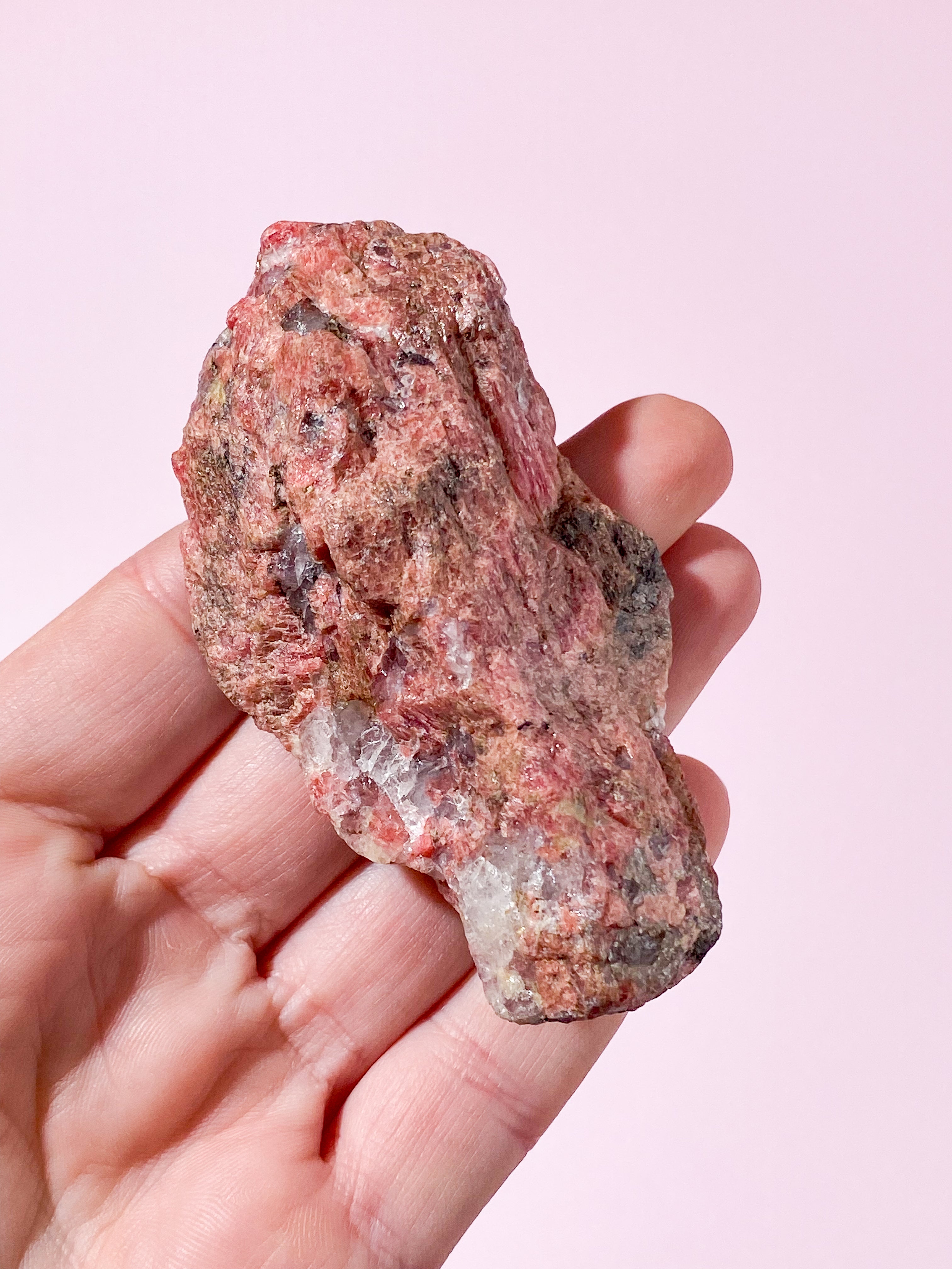 Rå Rhodonit m. Sort turmalin (Nr. 2)
