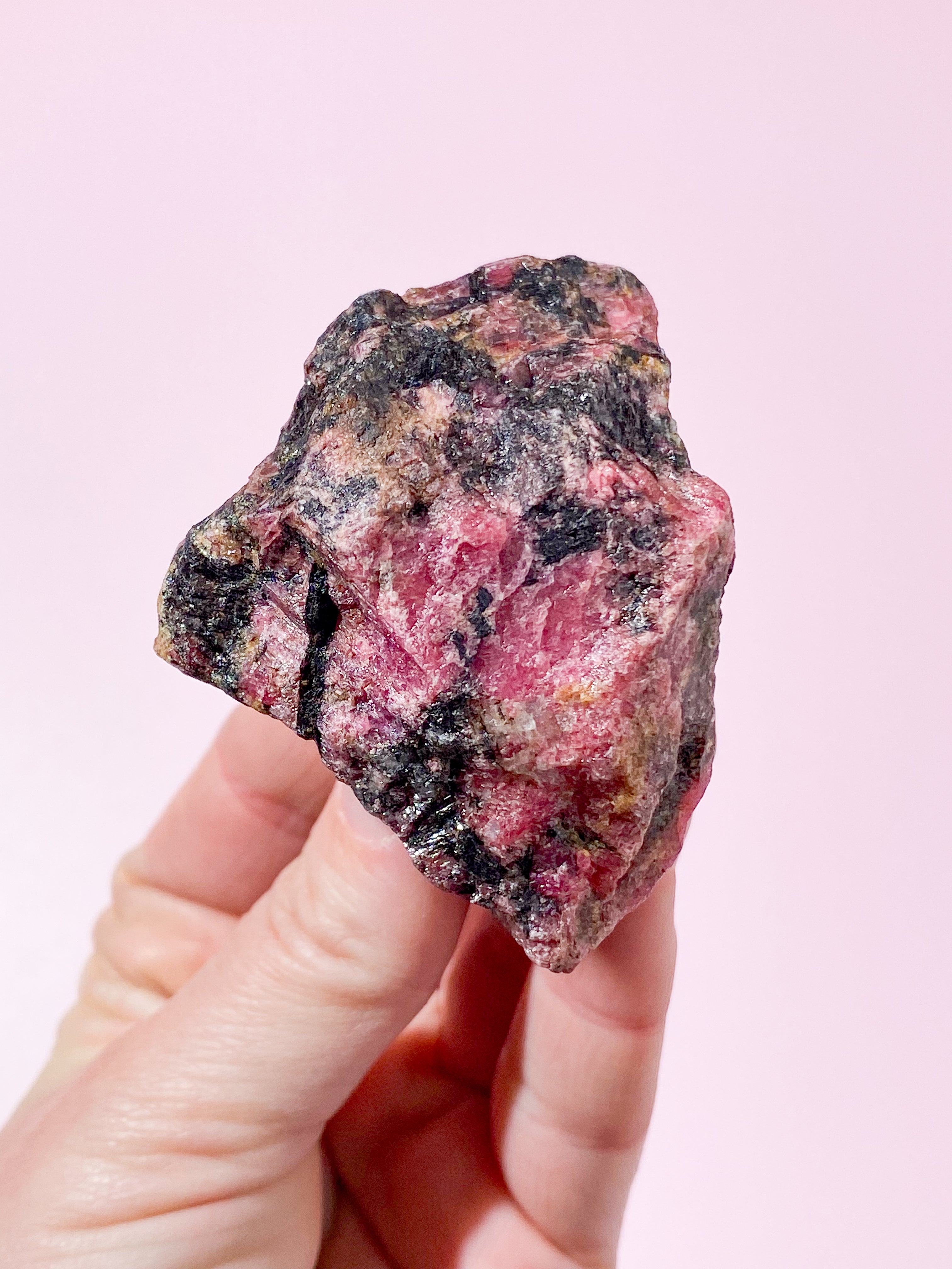 Rå Rhodonit m. Sort turmalin (Nr. 3)