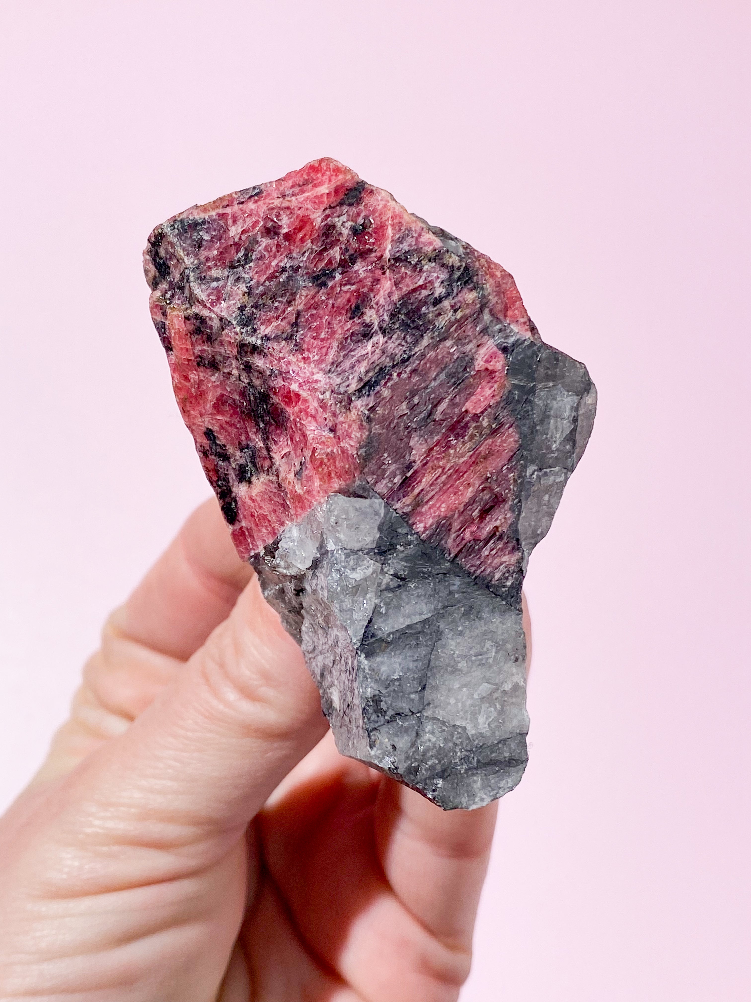 Rå Rhodonit m. Sort turmalin (Nr. 4)