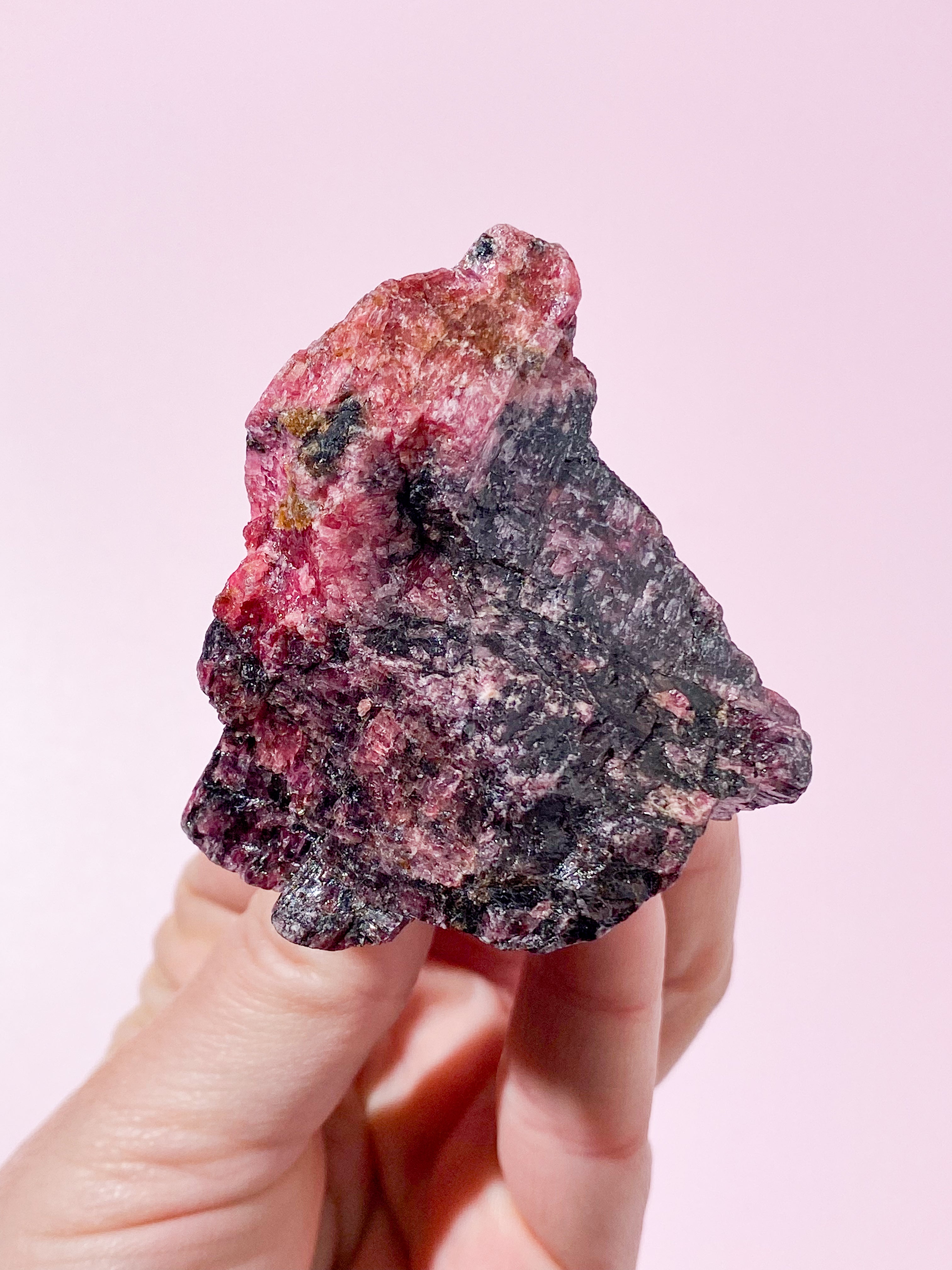 Rå Rhodonit m. Sort turmalin (Nr. 8)