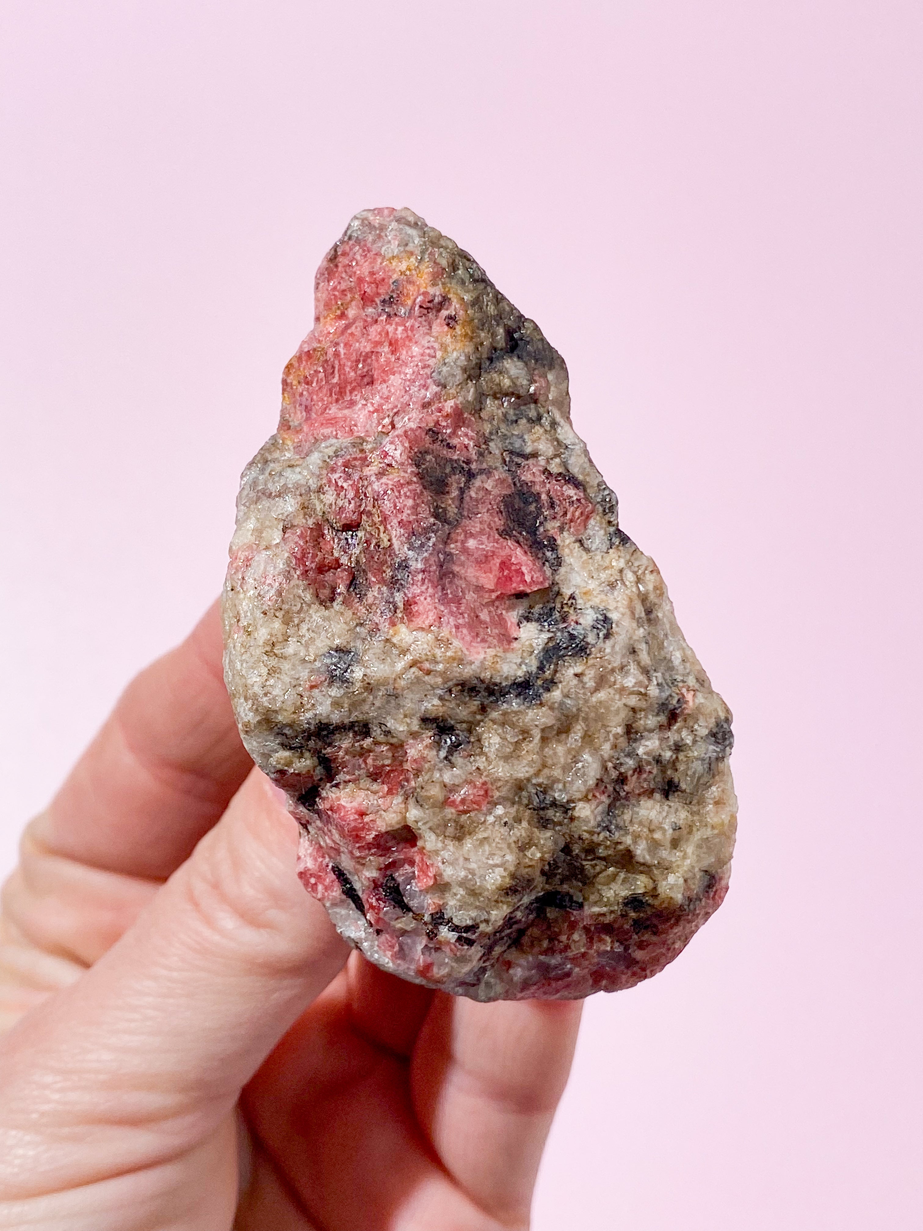 Rå Rhodonit m. Sort turmalin (Nr. 9)