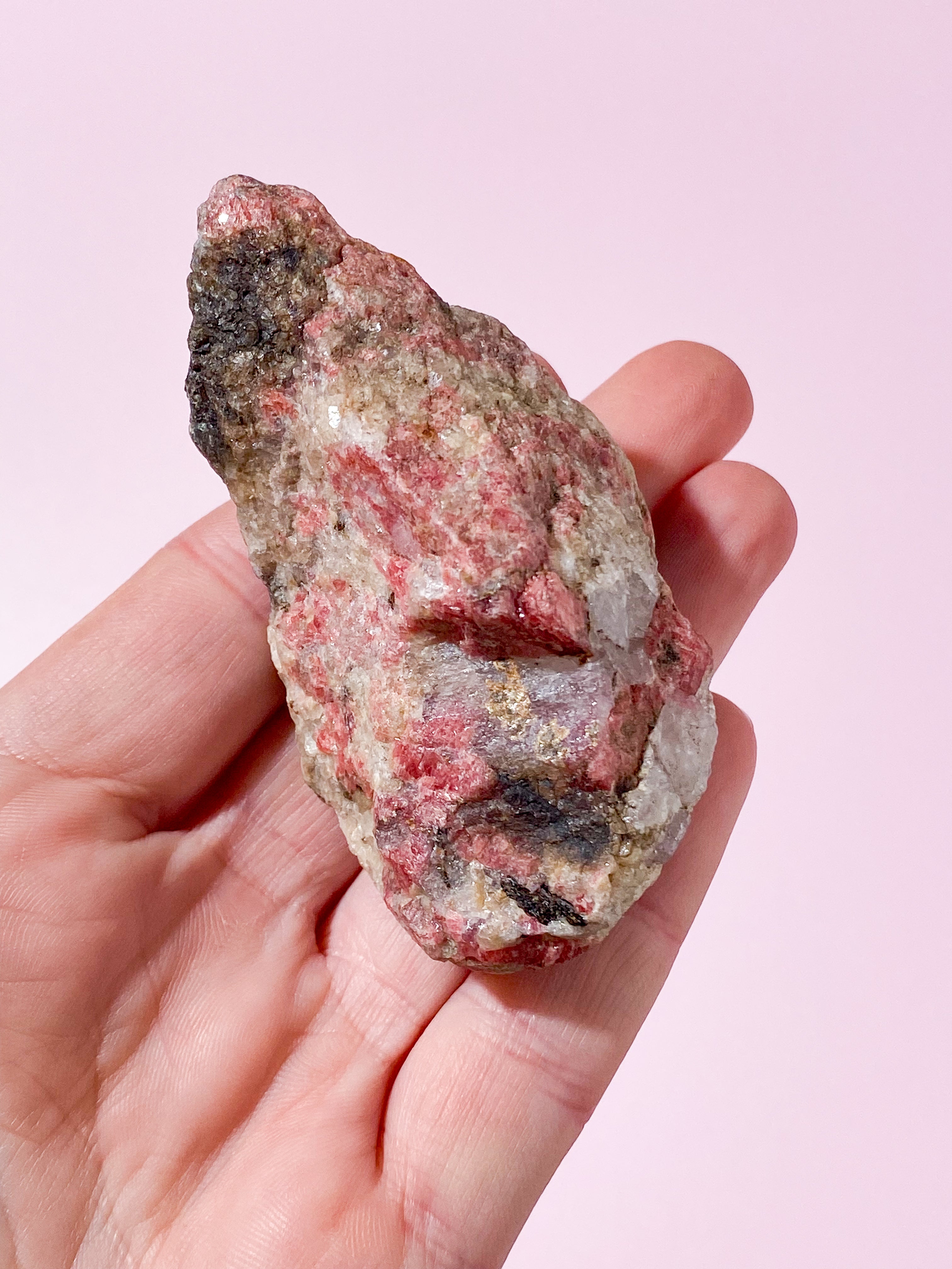 Rå Rodonit m. Svart turmalin (Nr. 9)
