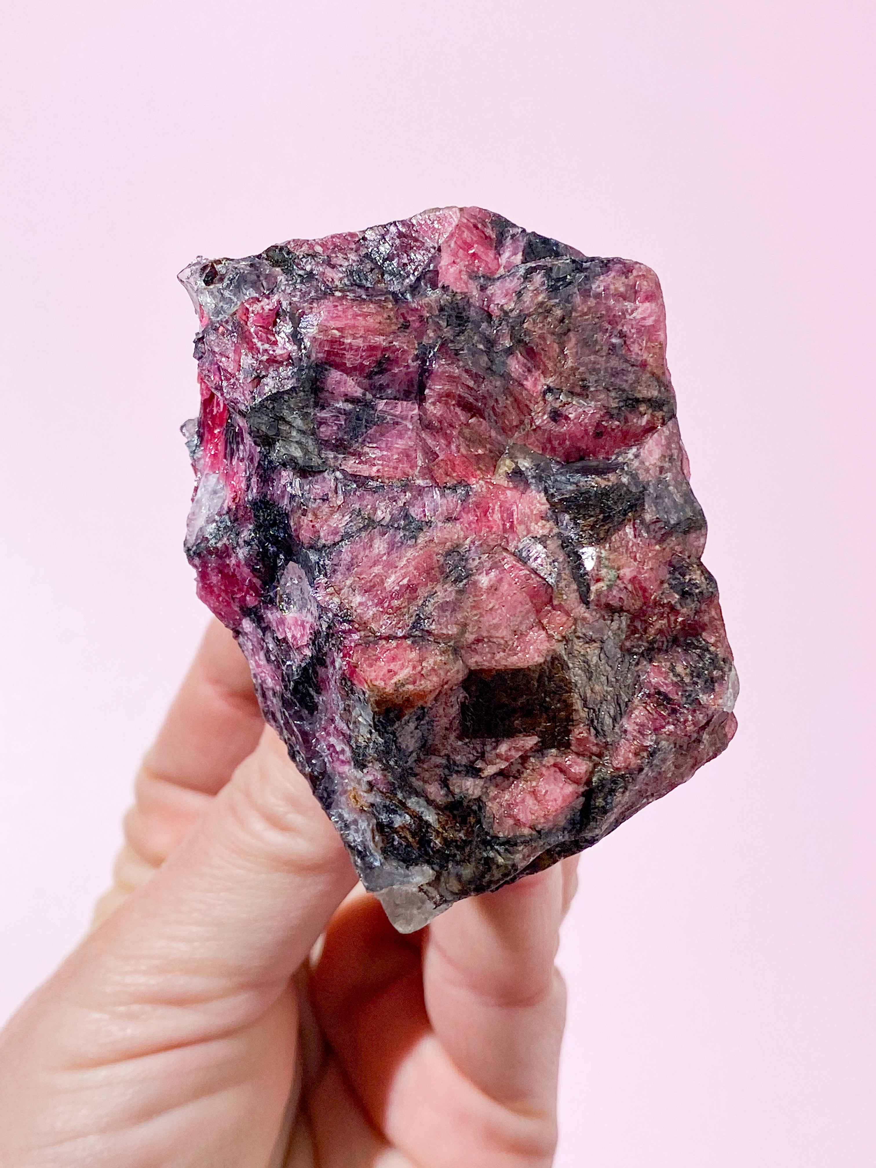 Rå Rhodonit m. Sort turmalin (Nr. 10)
