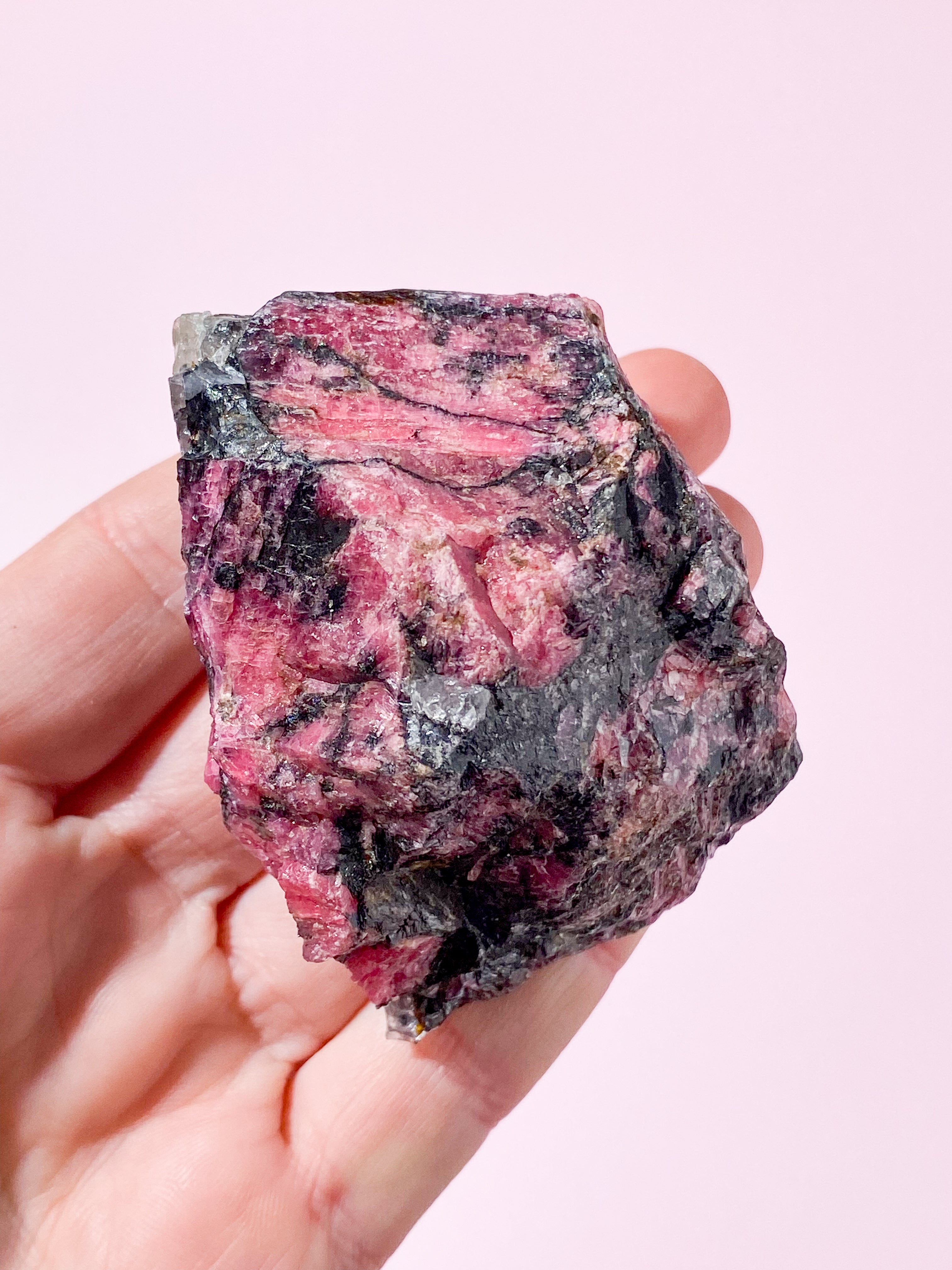 Rå Rhodonit m. Sort turmalin (Nr. 10)