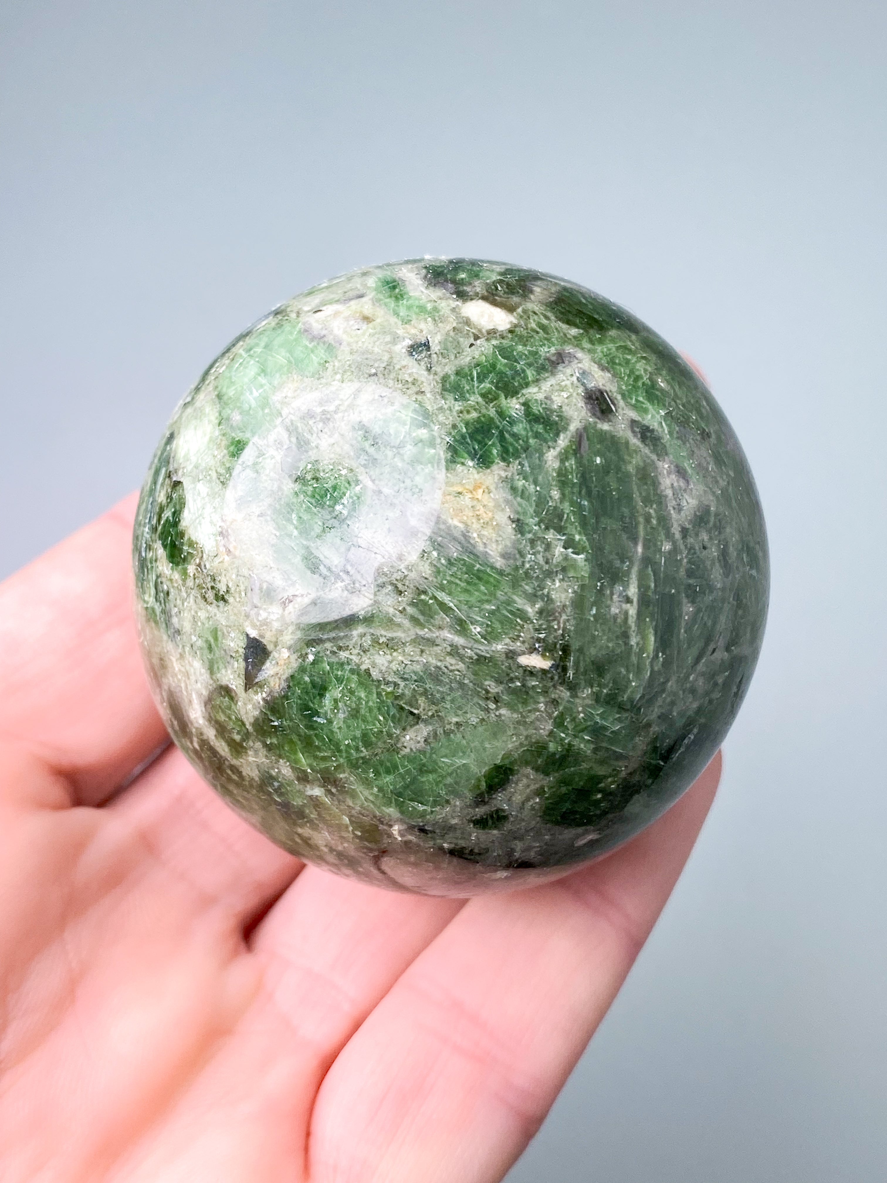 Chrom Diopsid Kugle (Nr. 3)