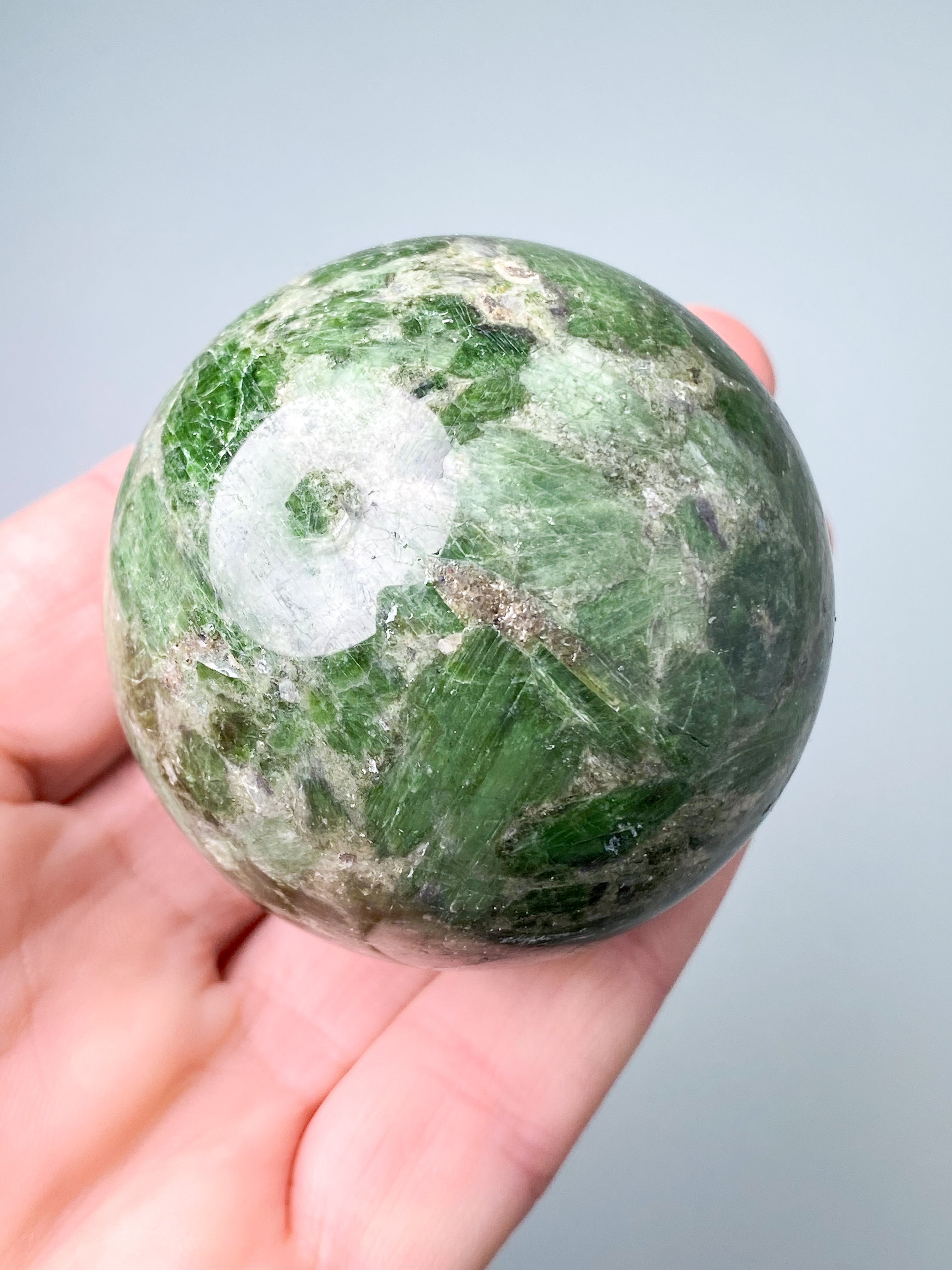 Chrom Diopsid Kugle (Nr. 3)