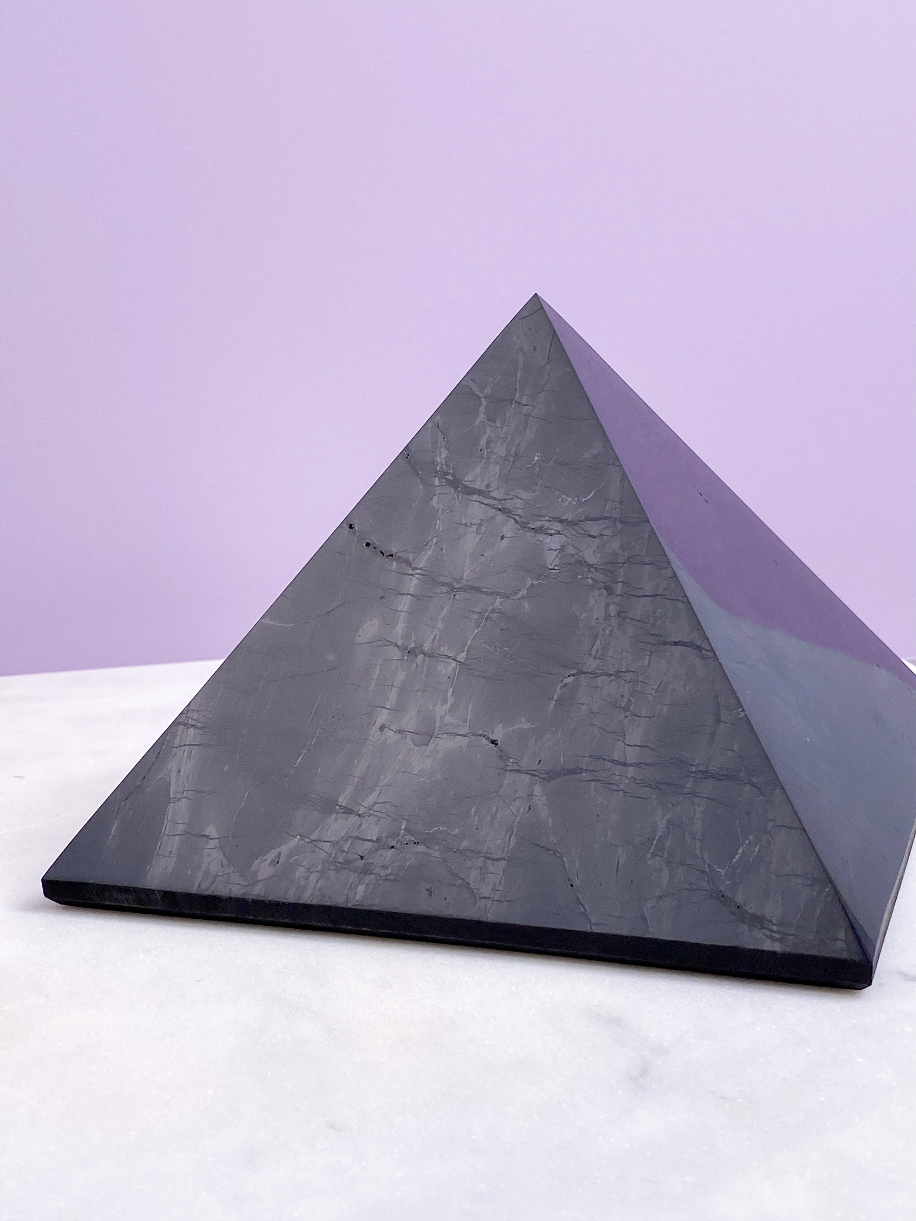 Kæmpe Shungit Pyramide