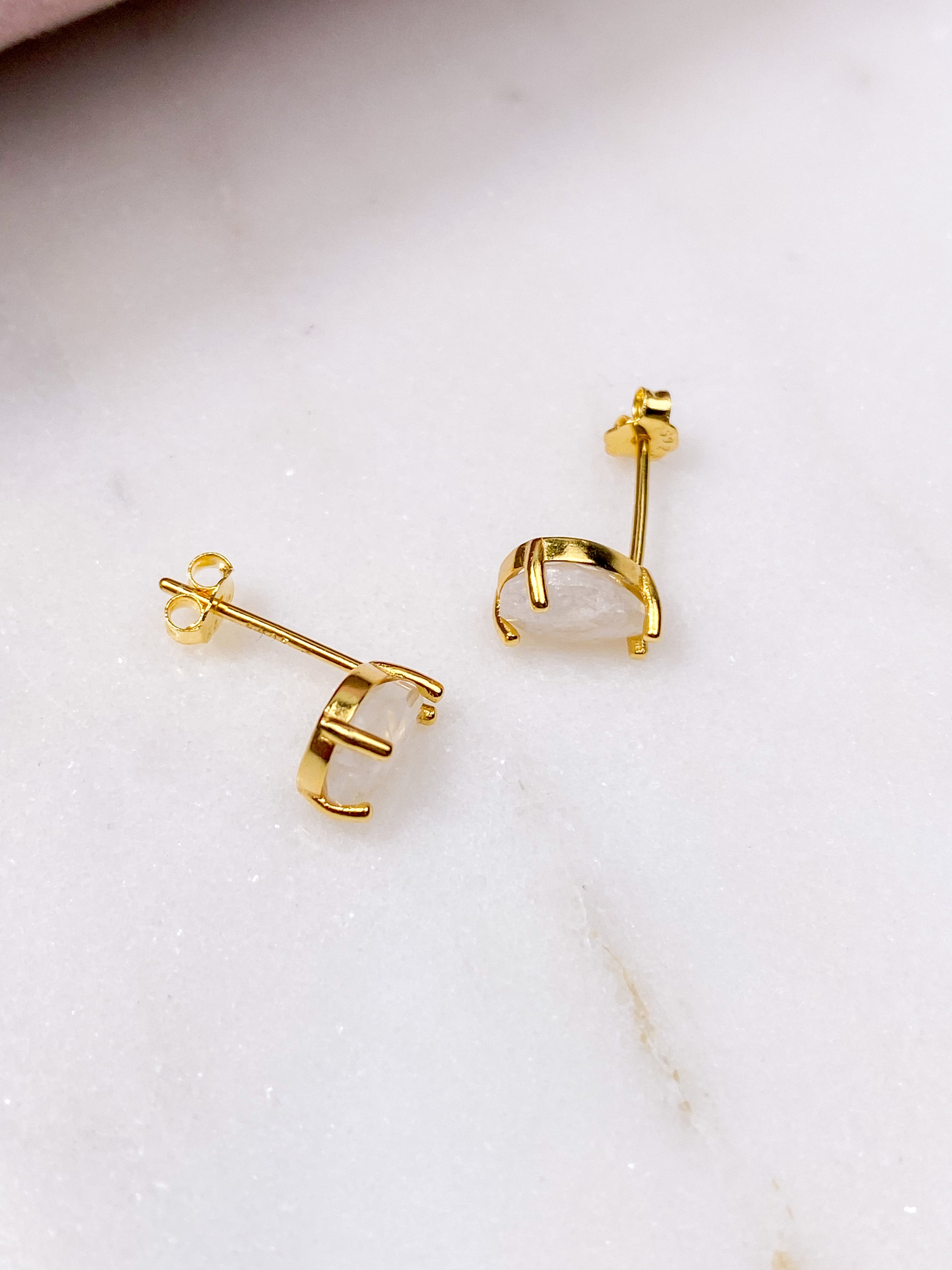 Regnbue Månesten Drops Ørestikker - Guldbelagt