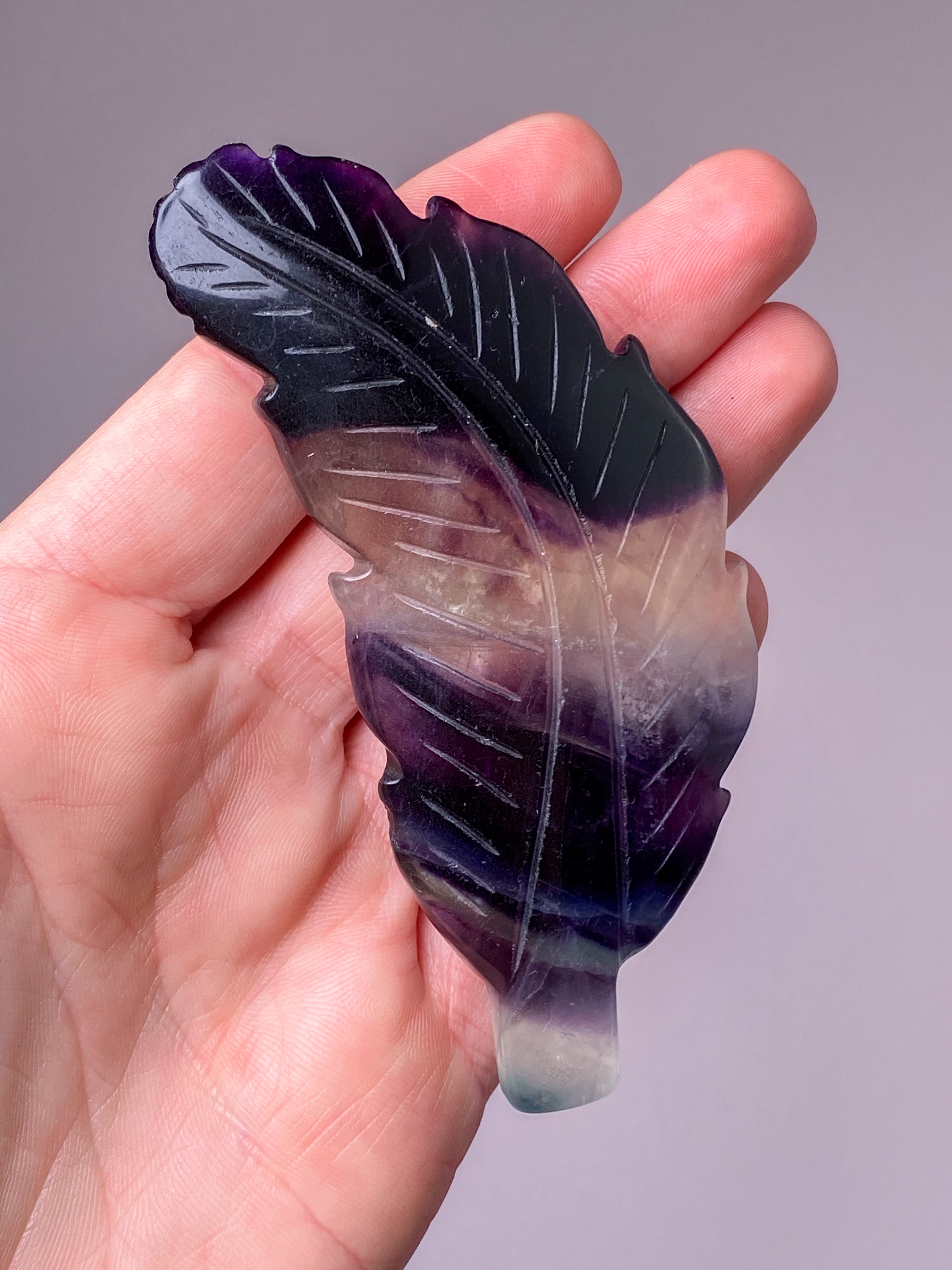 Regnbågsfluoritfjäder (nr 1)