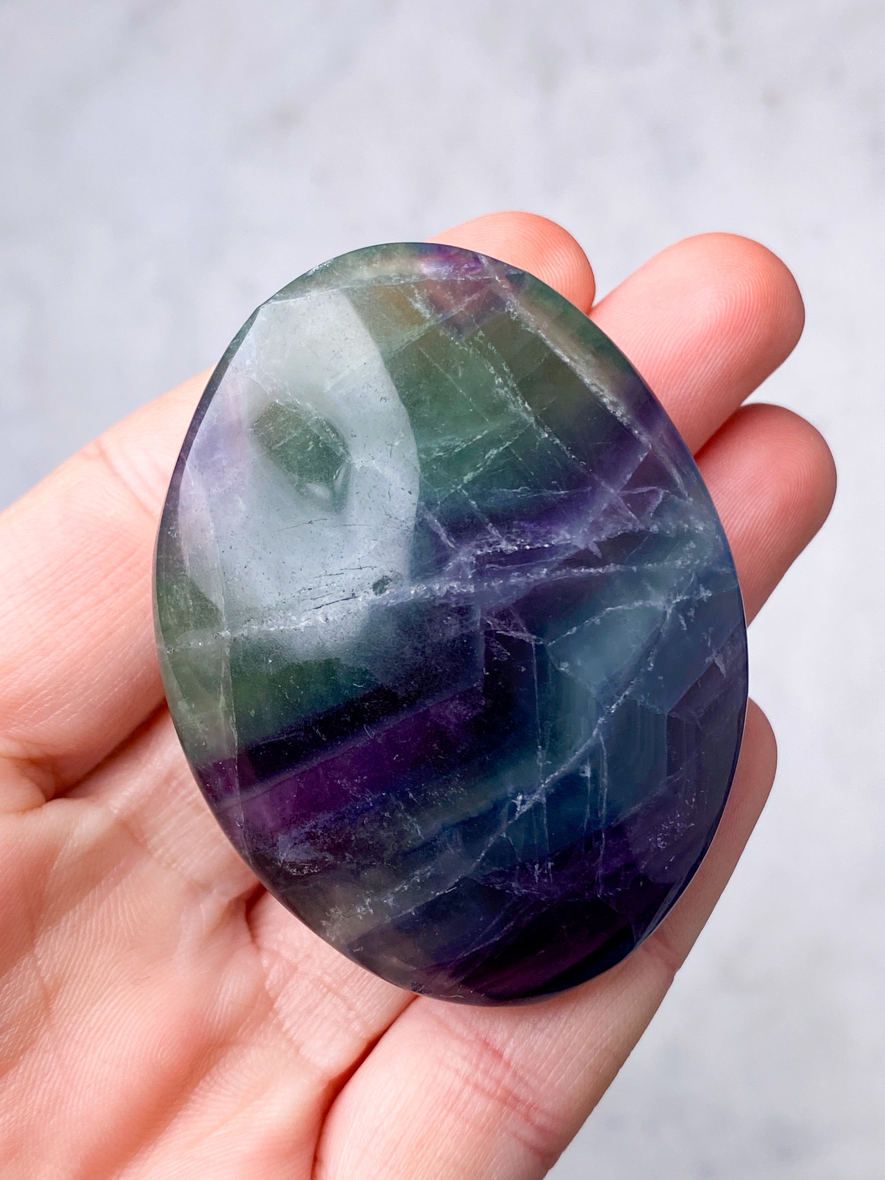 Regnbue Fluorit Palmstone (Nr. 6)