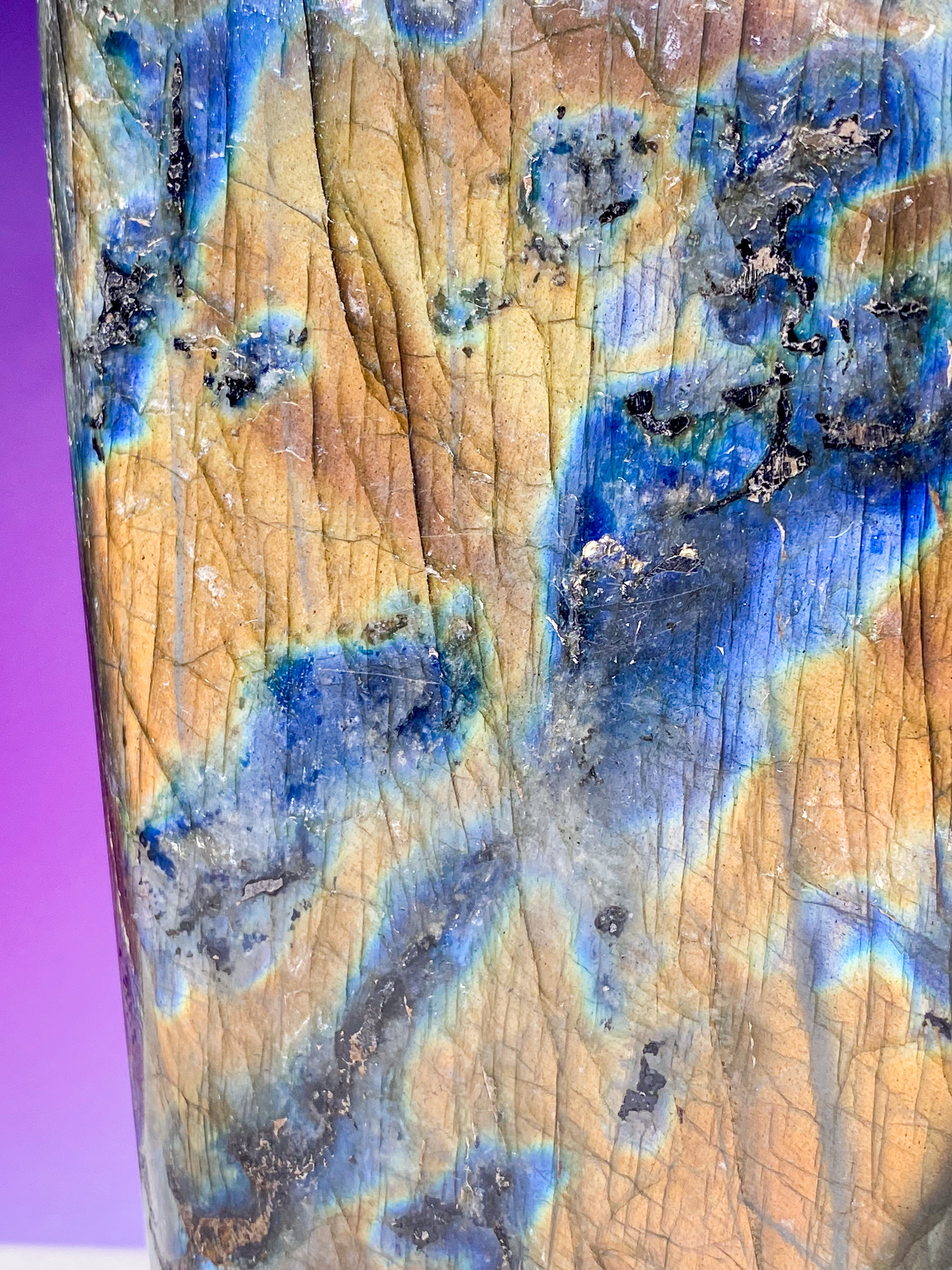 Jättelik lila labradorit friform (nr 1)