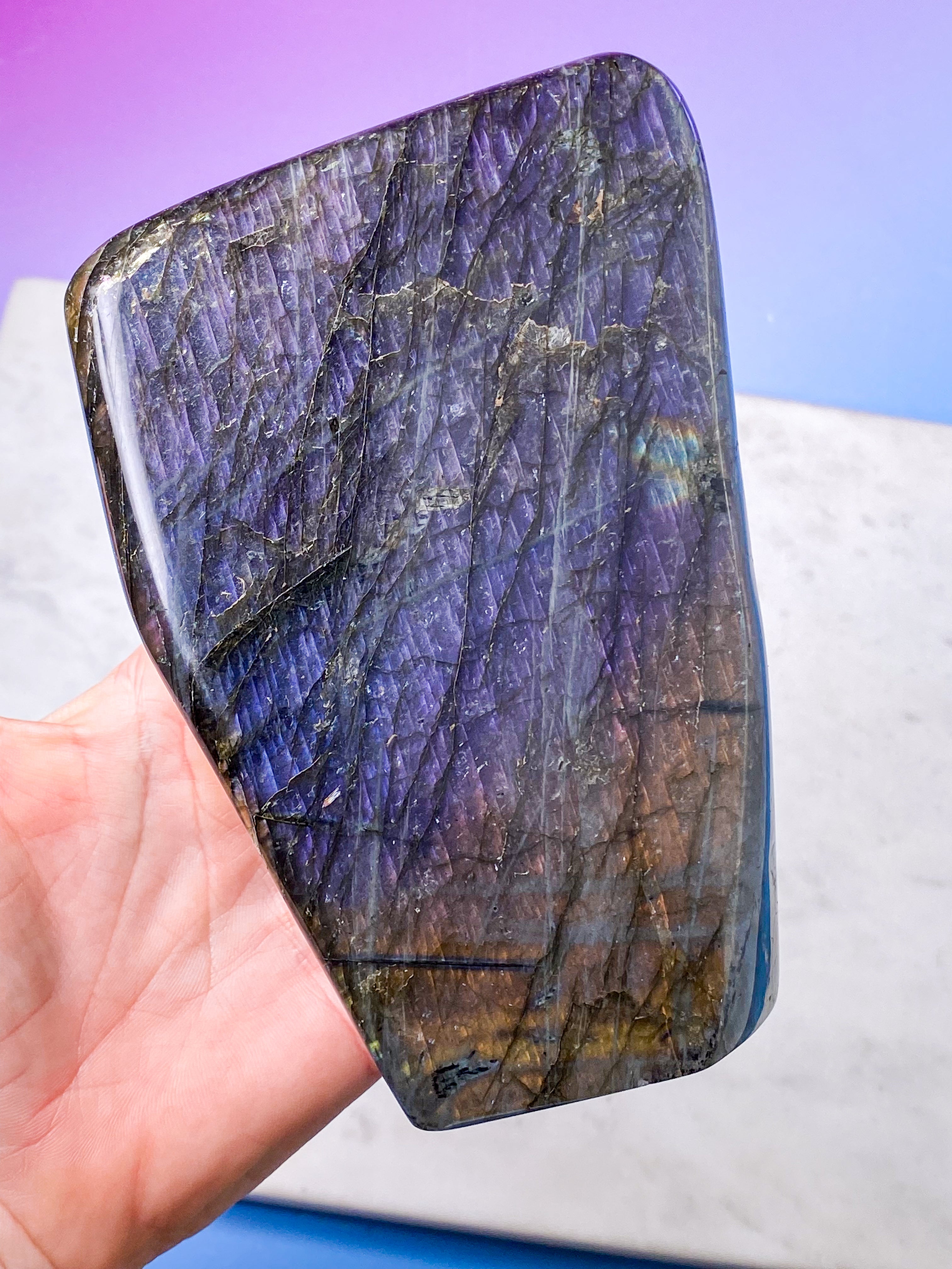 Jättelik lila labradorit friform (nr 1)