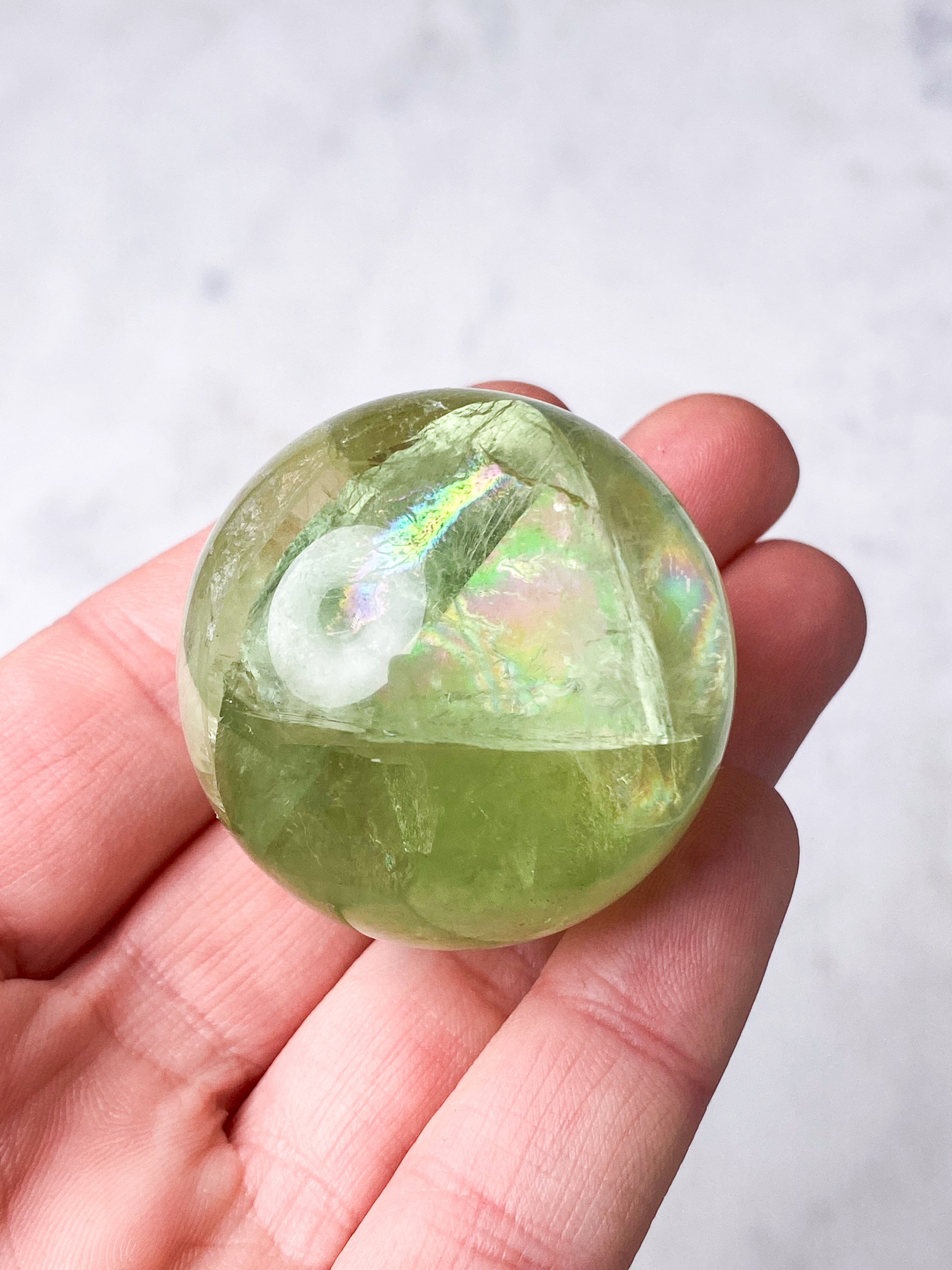 Regnbågsäppelgrön fluoritkula (nr 2)