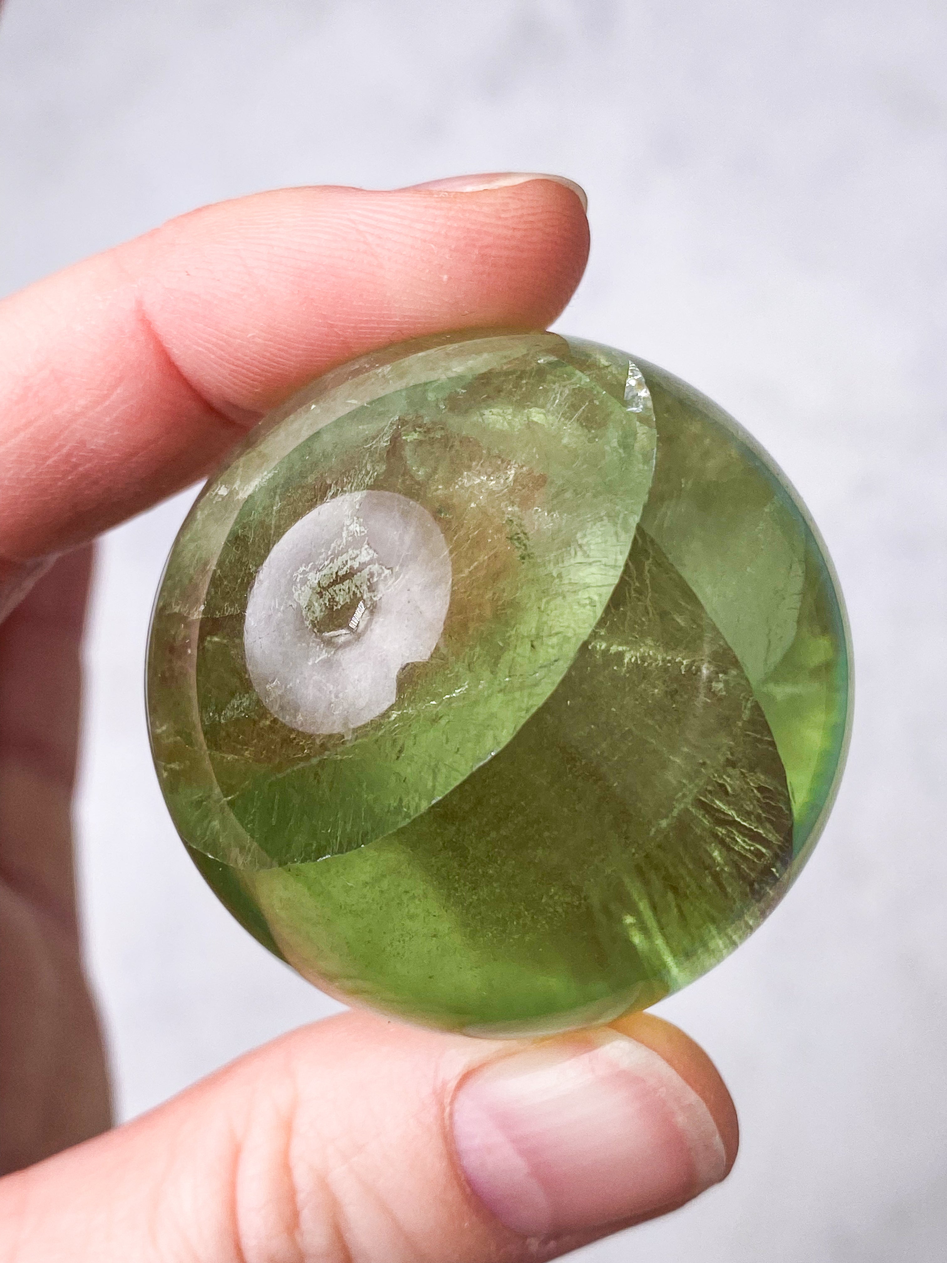 Regnbue Apple Green Fluorit Kugle (Nr. 4)