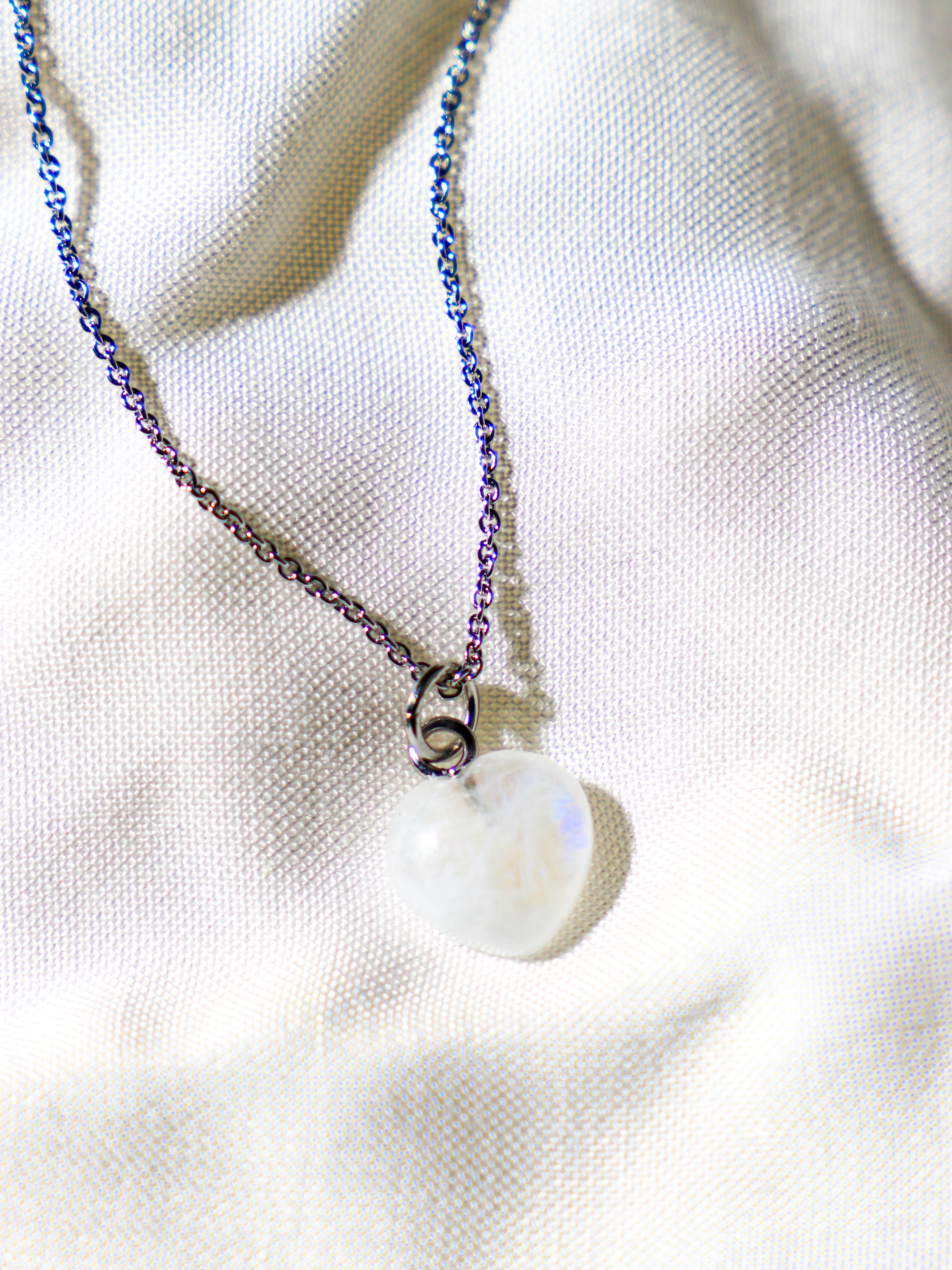 Regnbue Månesten MINI Hjerte Halskæde