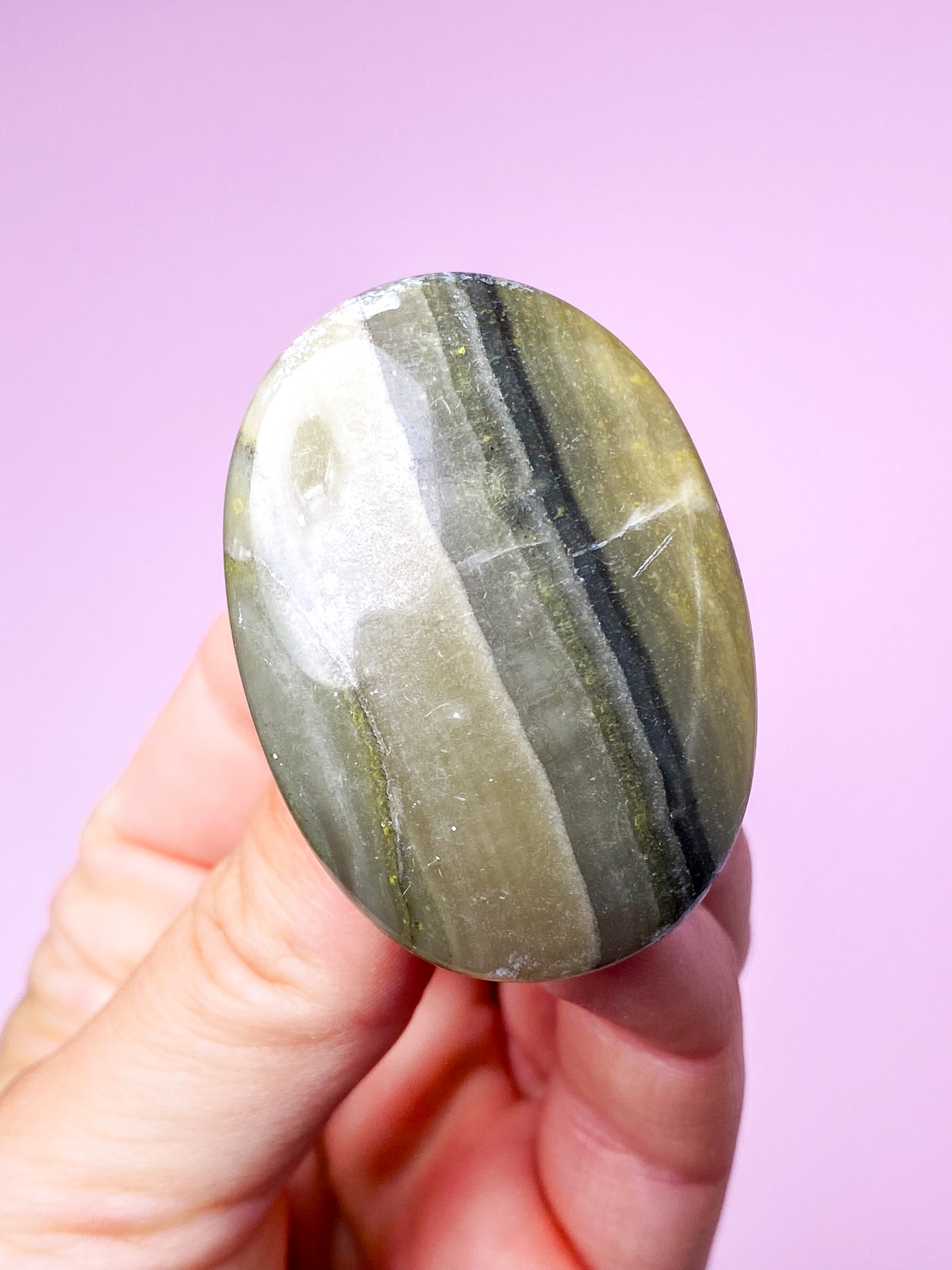 Bumble Bee Onyx Palmstone (Nr. 2)