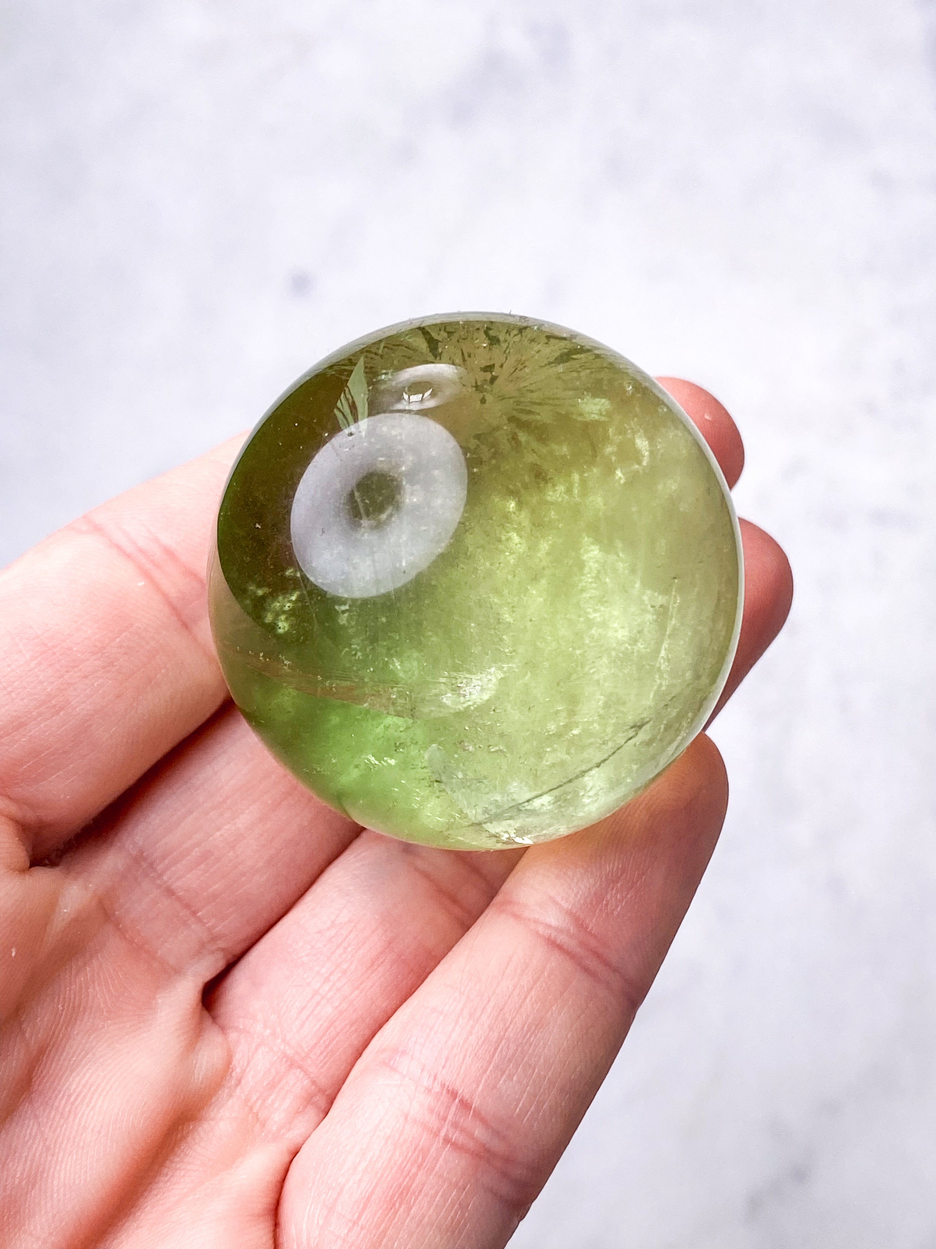 Regnbue Green Apple Fluorit Kugle (Nr. 17) (Eksklusiv)