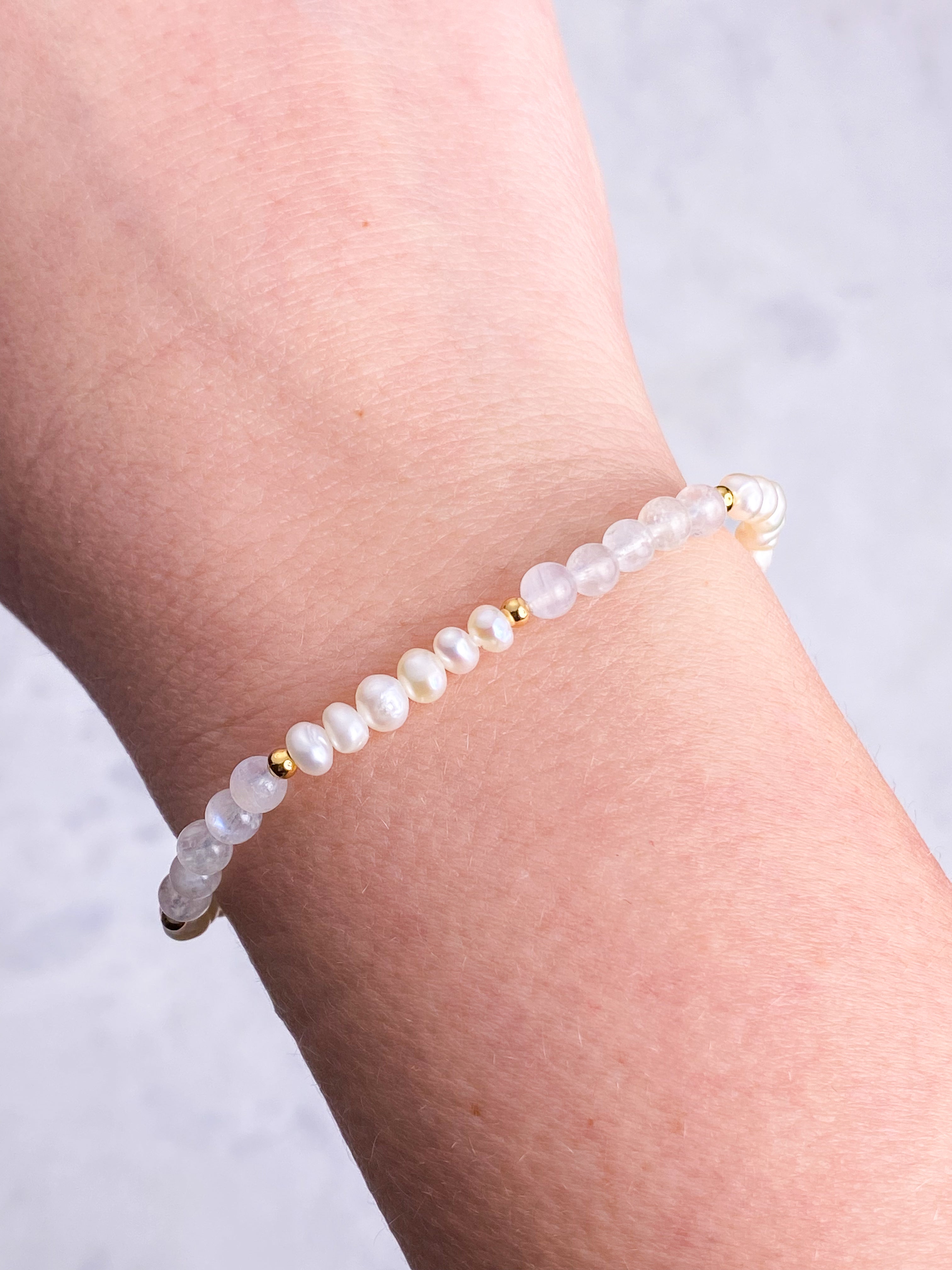 Regnbue Månesten & Ferskvandsperle Armbånd