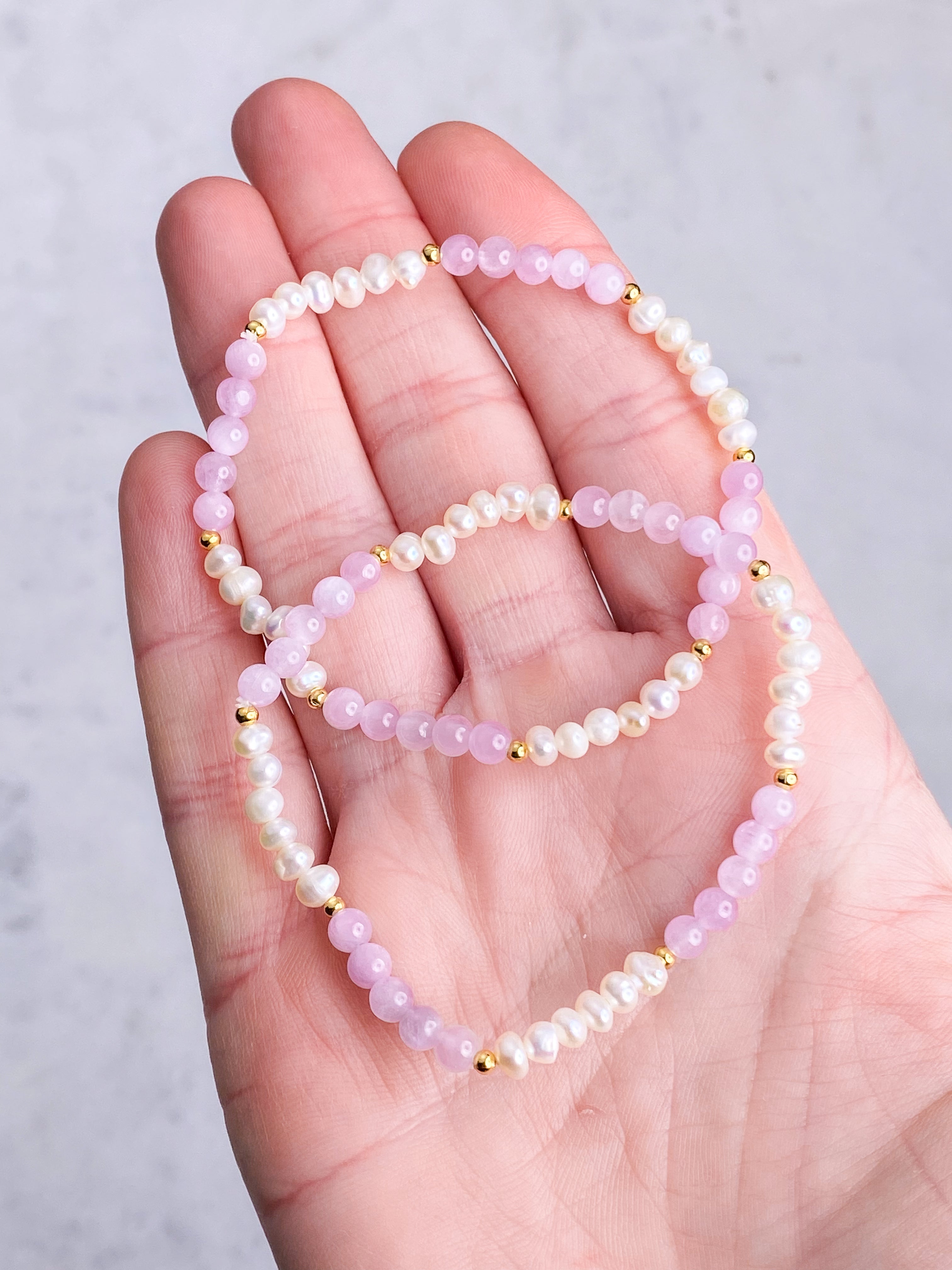 Kunzit & Ferskvandsperle Armbånd