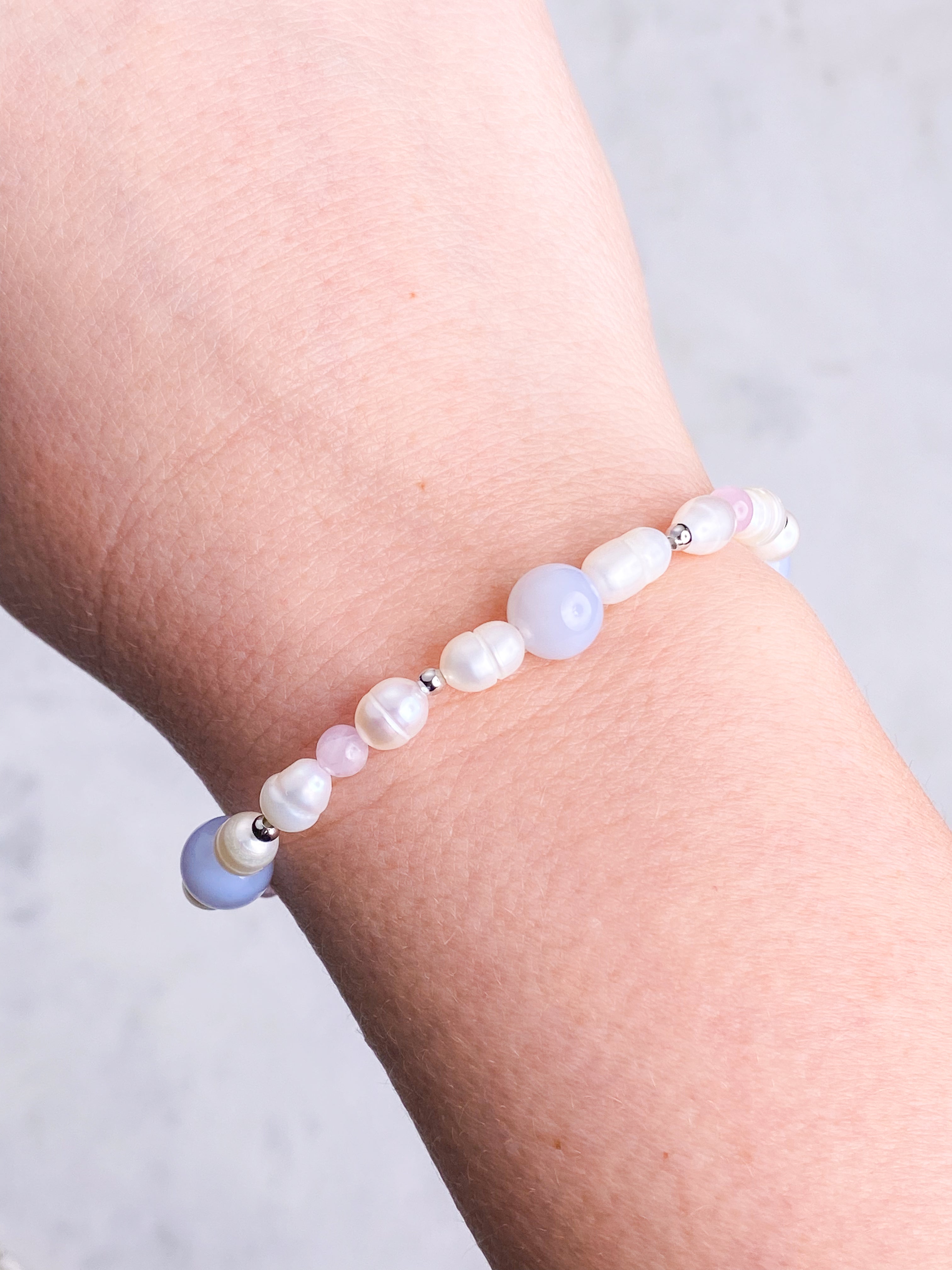 Blonde Agat, Kunzit & Ferskvandsperle Armbånd