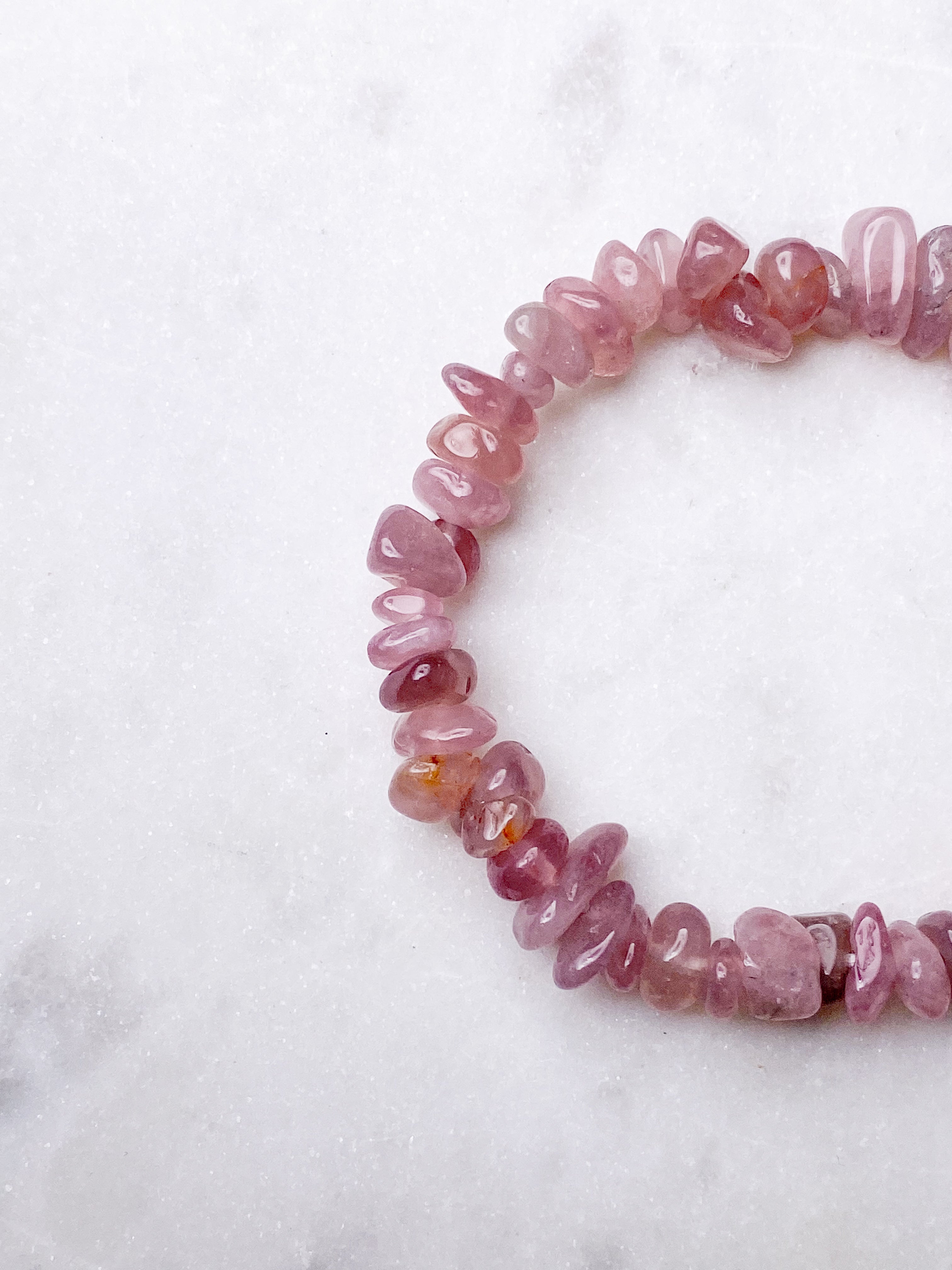 Armband med lavendelrosenkvartsflisor