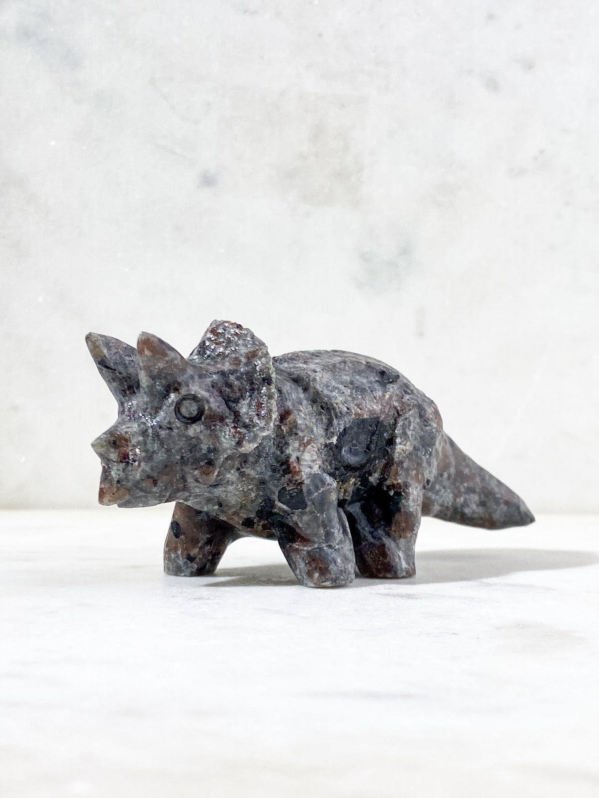 Yooperlit Triceratops (Grå Sodalit) UV Reaktiv