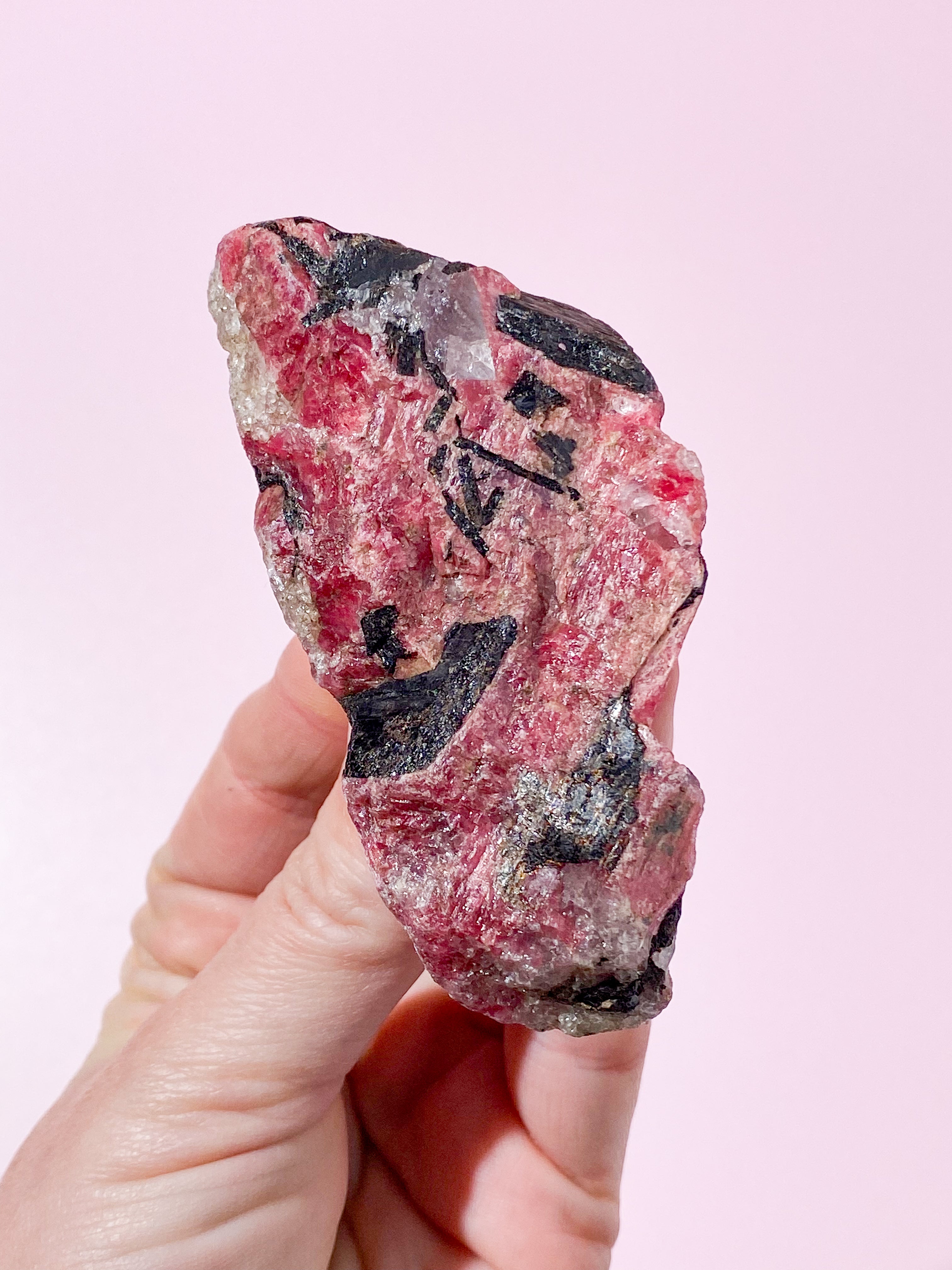 Rå Rhodonit m. Sort turmalin (Nr. 1)