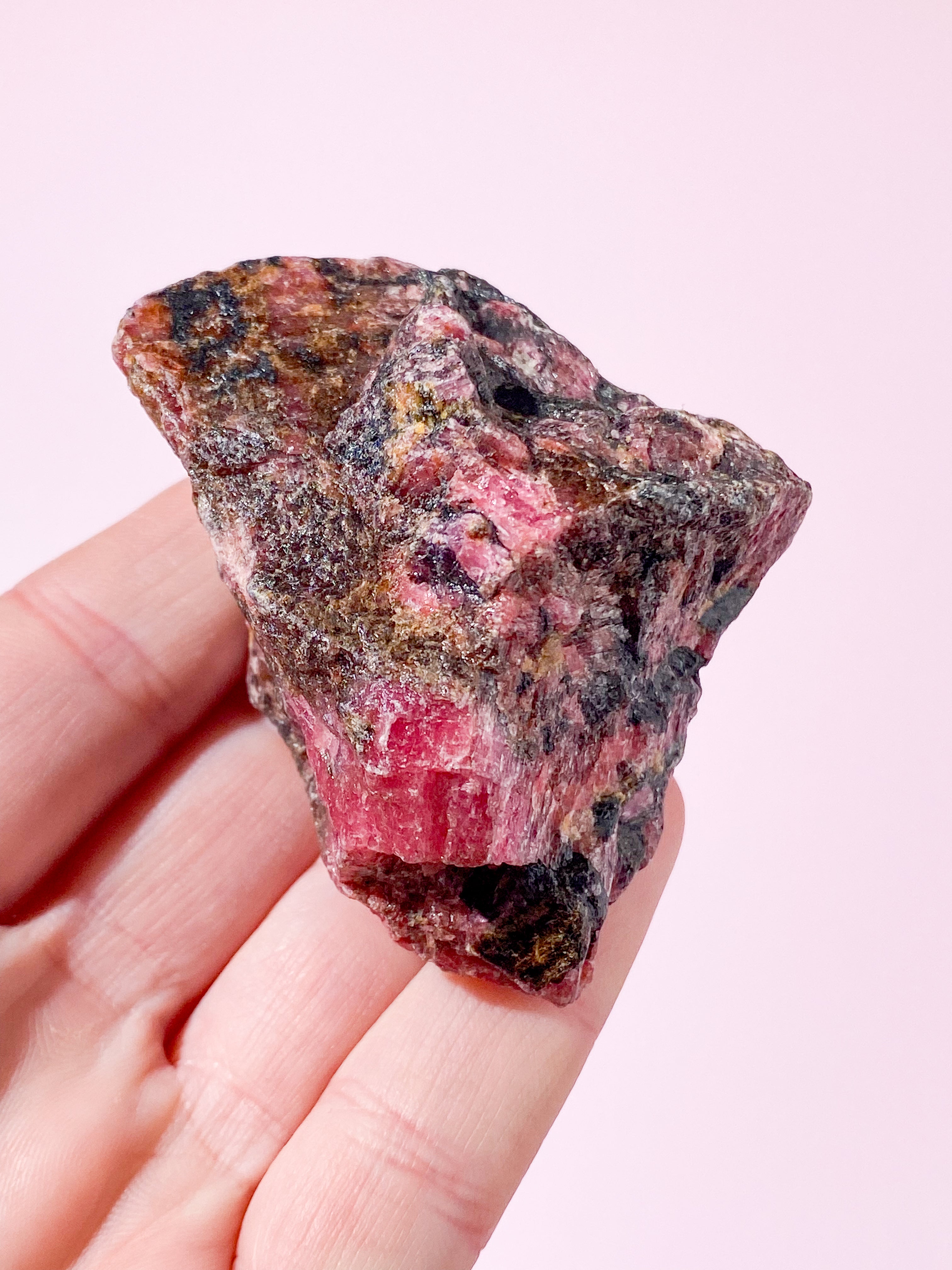 Rå Rodonit m. Svart turmalin (Nr. 3)