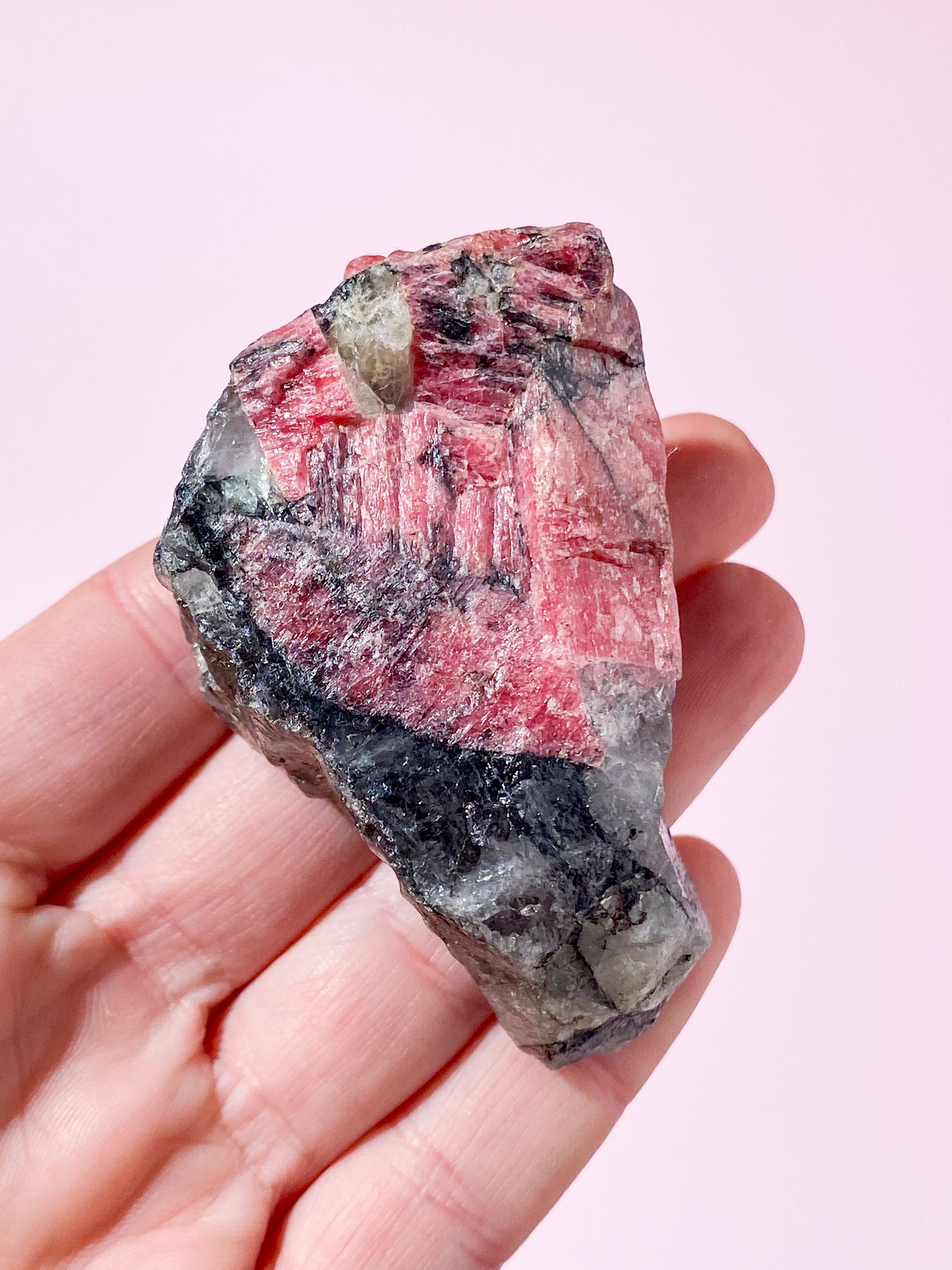 Rå Rodonit m. Svart turmalin (Nr. 4)