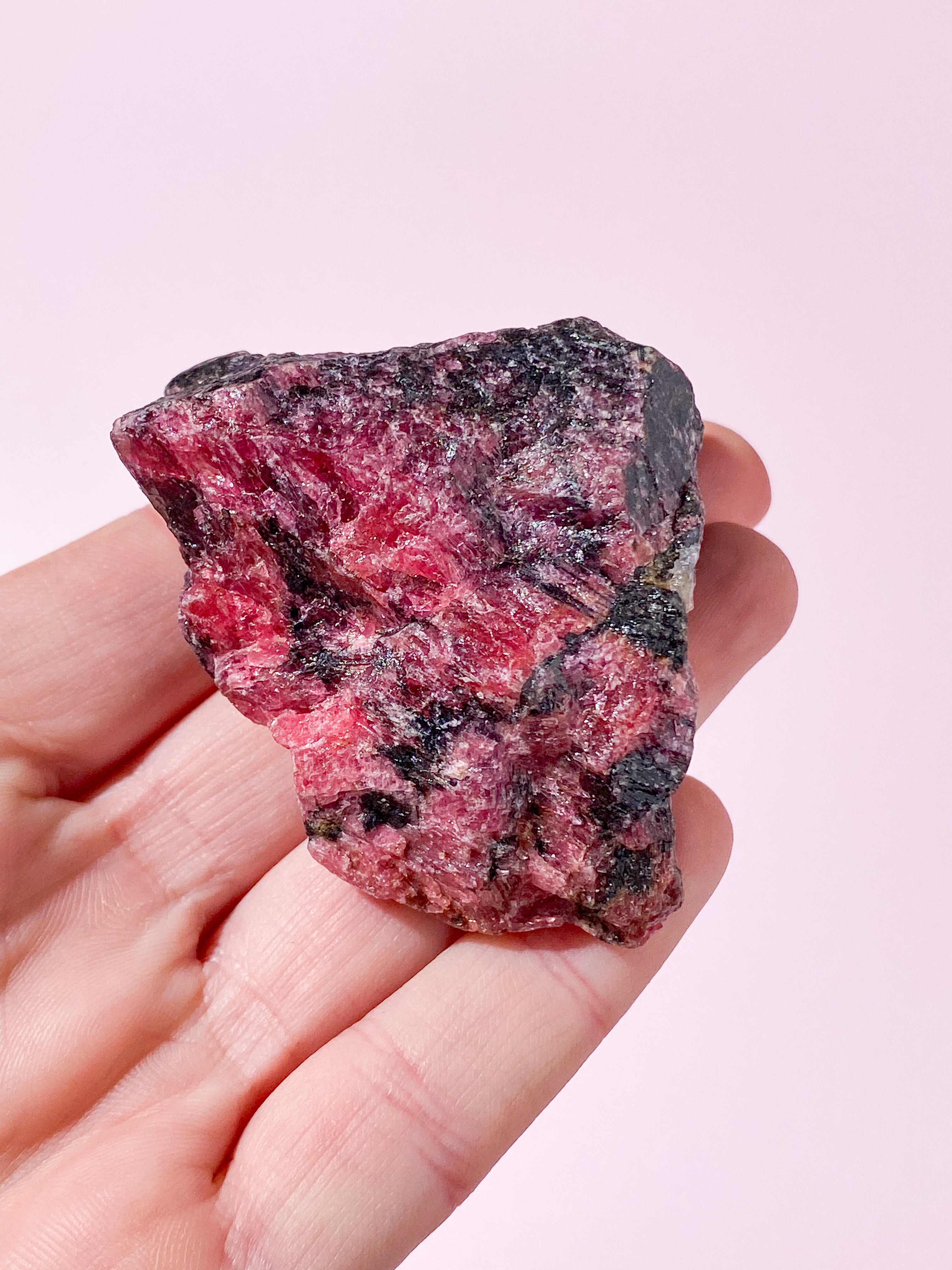 Rå Rhodonit m. Sort turmalin (Nr. 8)