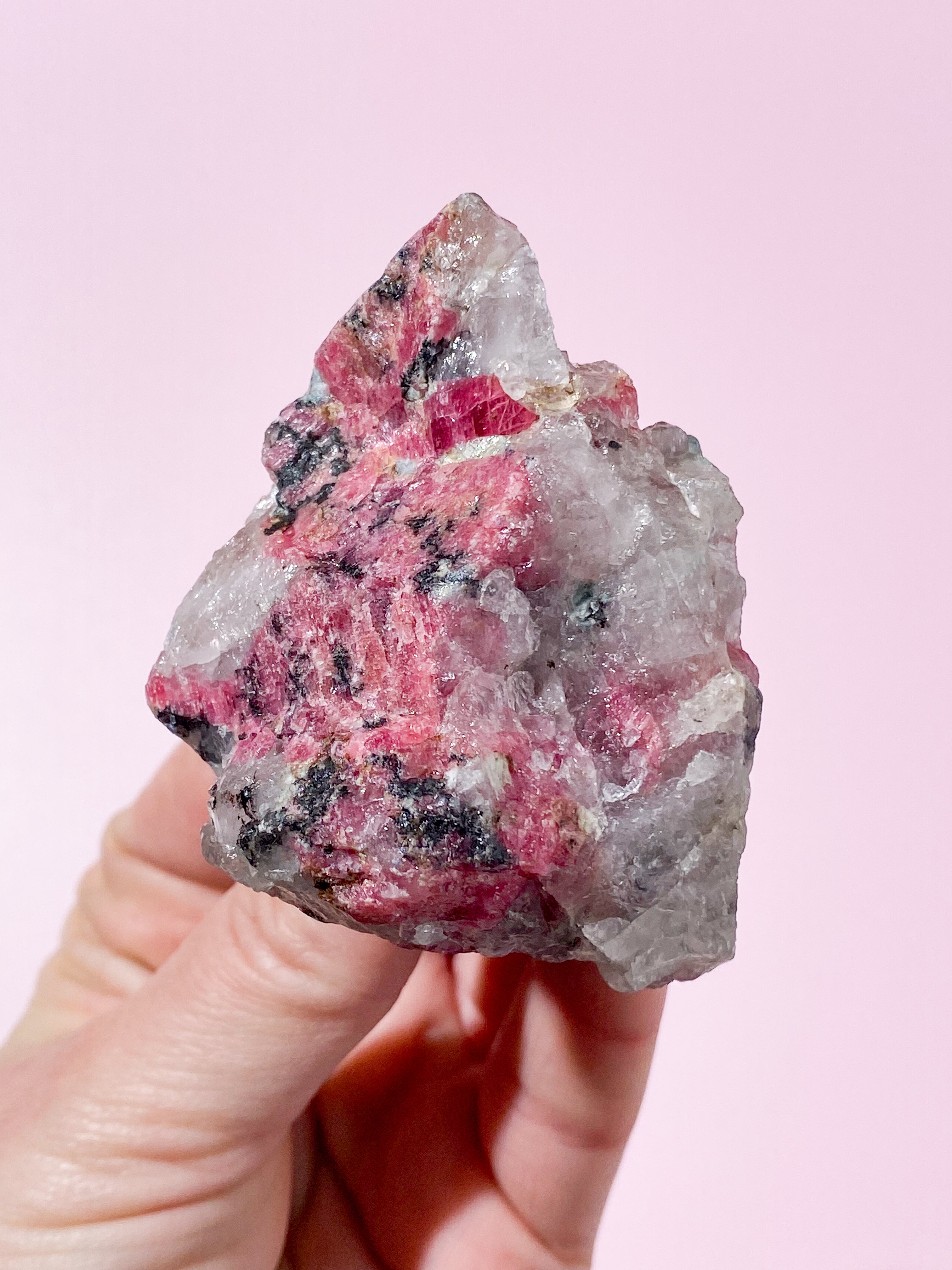 Rå Rhodonit m. Sort turmalin (Nr. 11)
