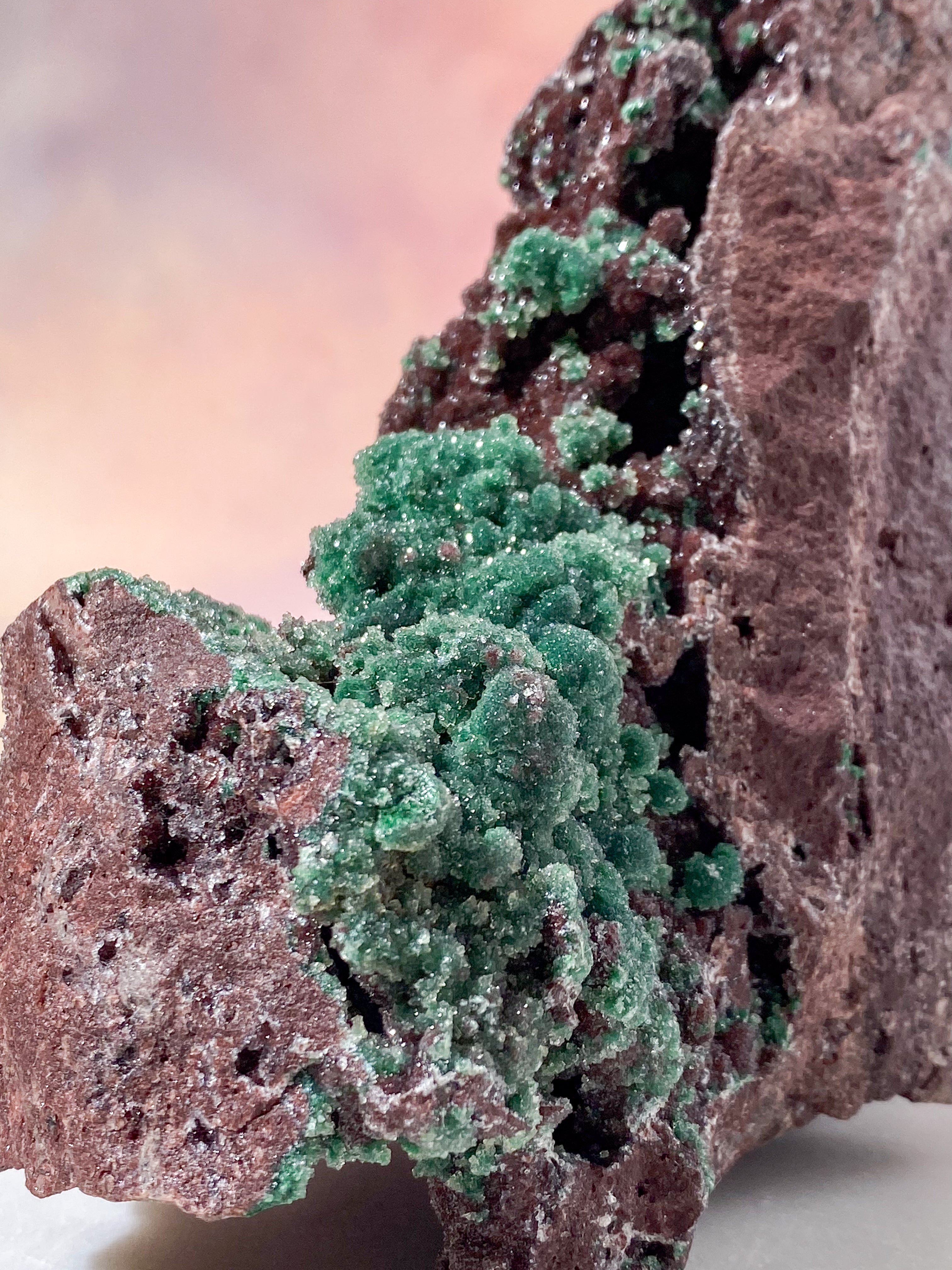 Krämvit Druzy-boll Malakitkluster (Nr. 5)