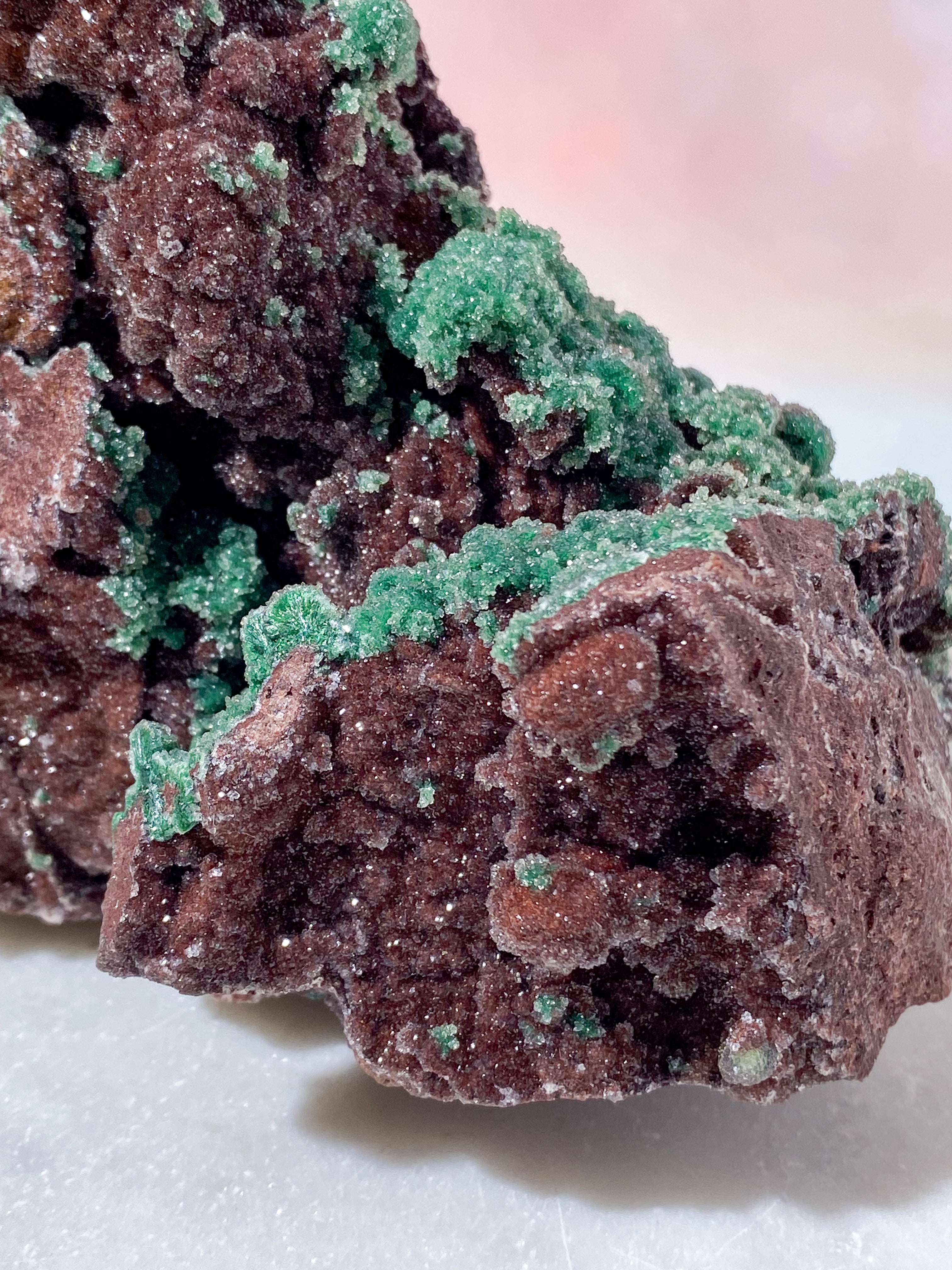 Krämvit Druzy-boll Malakitkluster (Nr. 5)