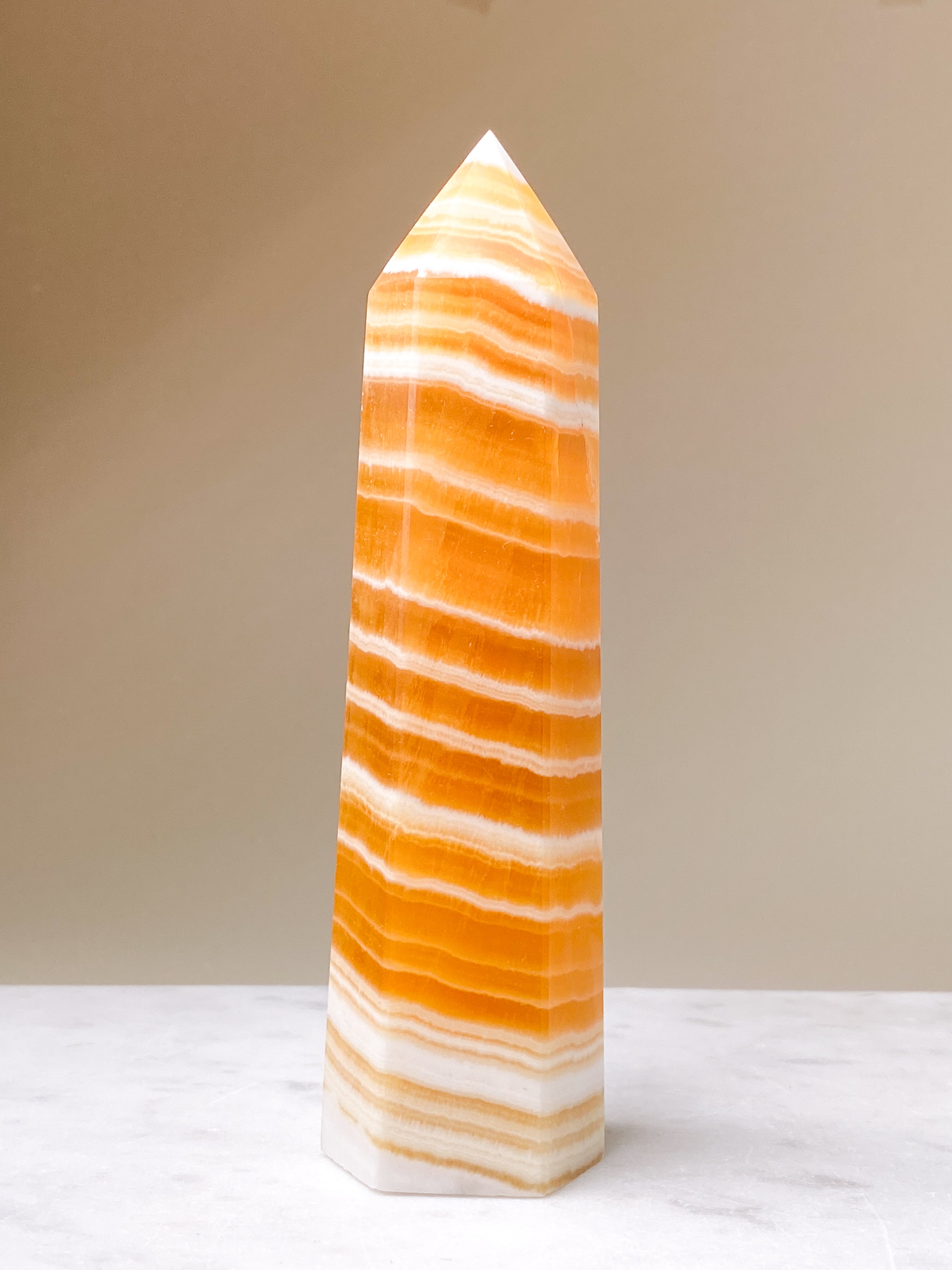 Orange Calcit Tårn Med Bånd (Nr. 7)